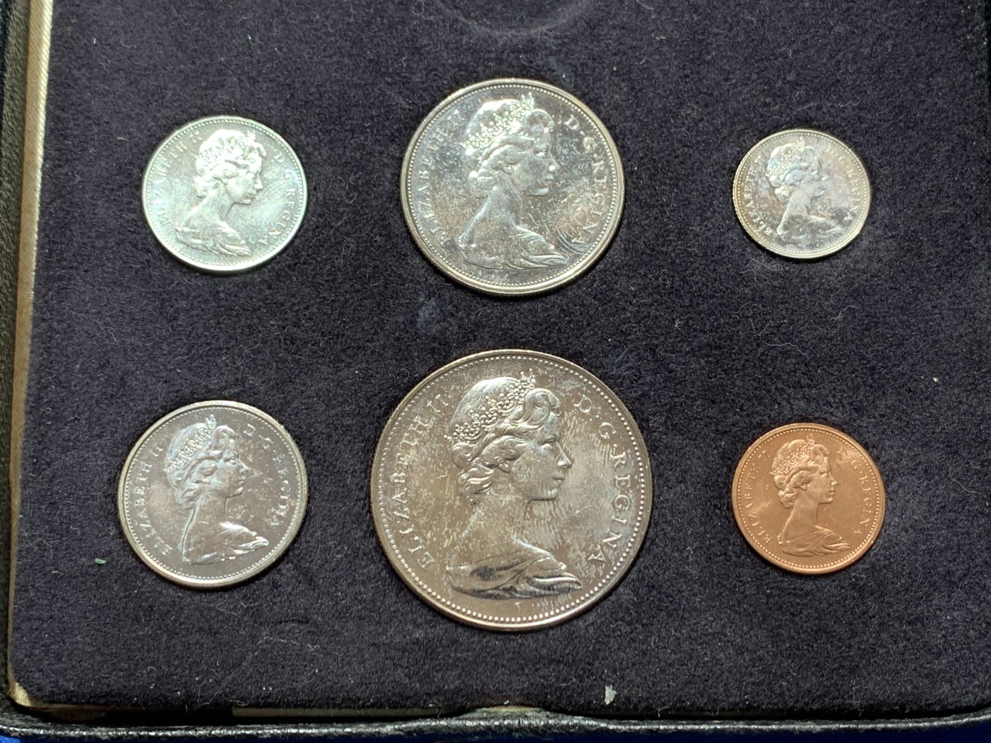 《竞宝斋》第260场-周日，周一，周二 3场连拍 (全场包邮) 加拿大1967年纪念建国100周年6枚套币，其中四枚银币，带原盒包装