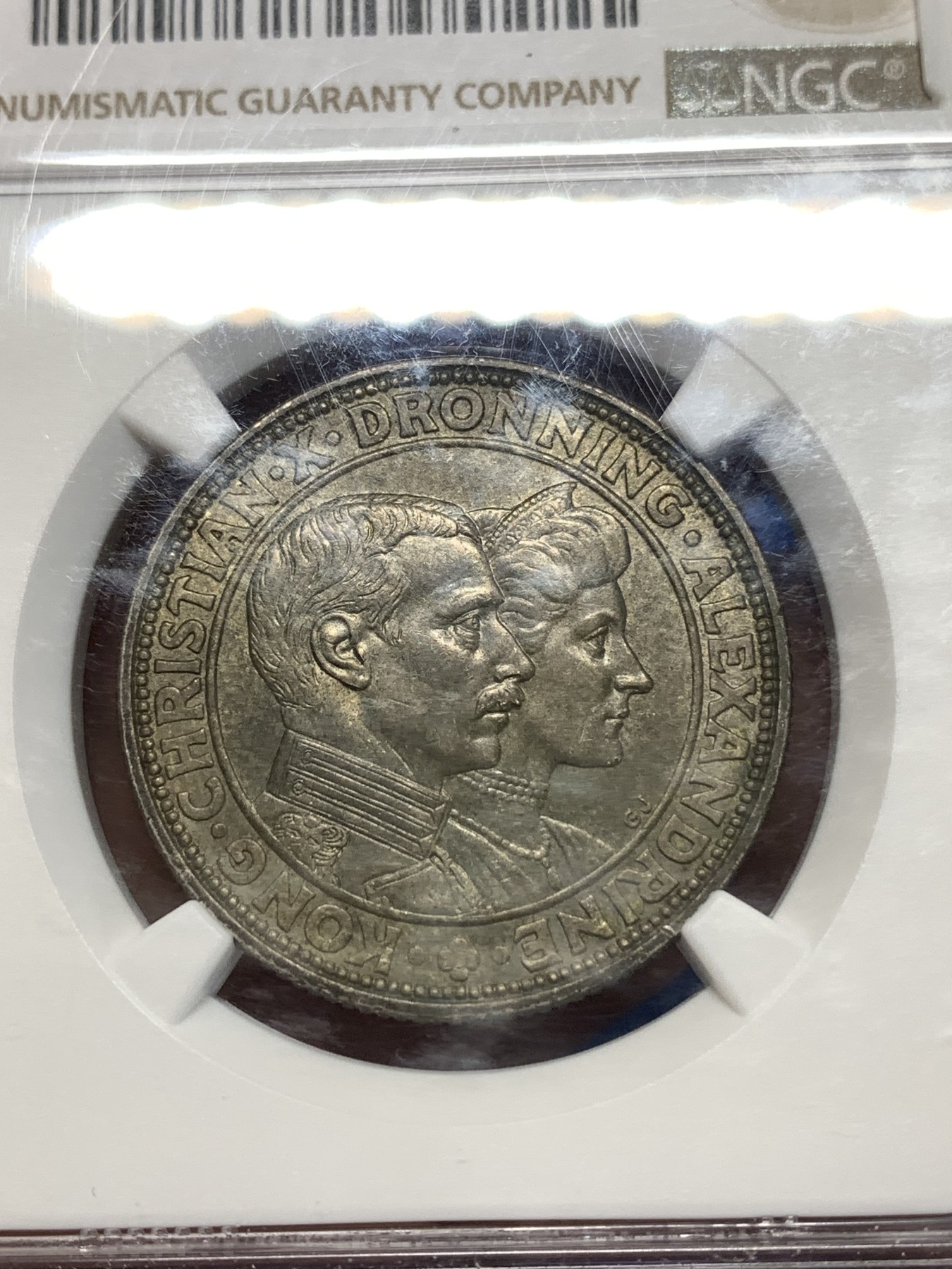 《竞宝斋》第260场-周日，周一，周二 3场连拍 (全场包邮) NGC MS63 丹麦王国克里斯坦十世1923年银婚纪念2克朗银币，欧洲老油彩，N对包浆币一般降分处理，换P大概率加分，发行量仅20.3万枚