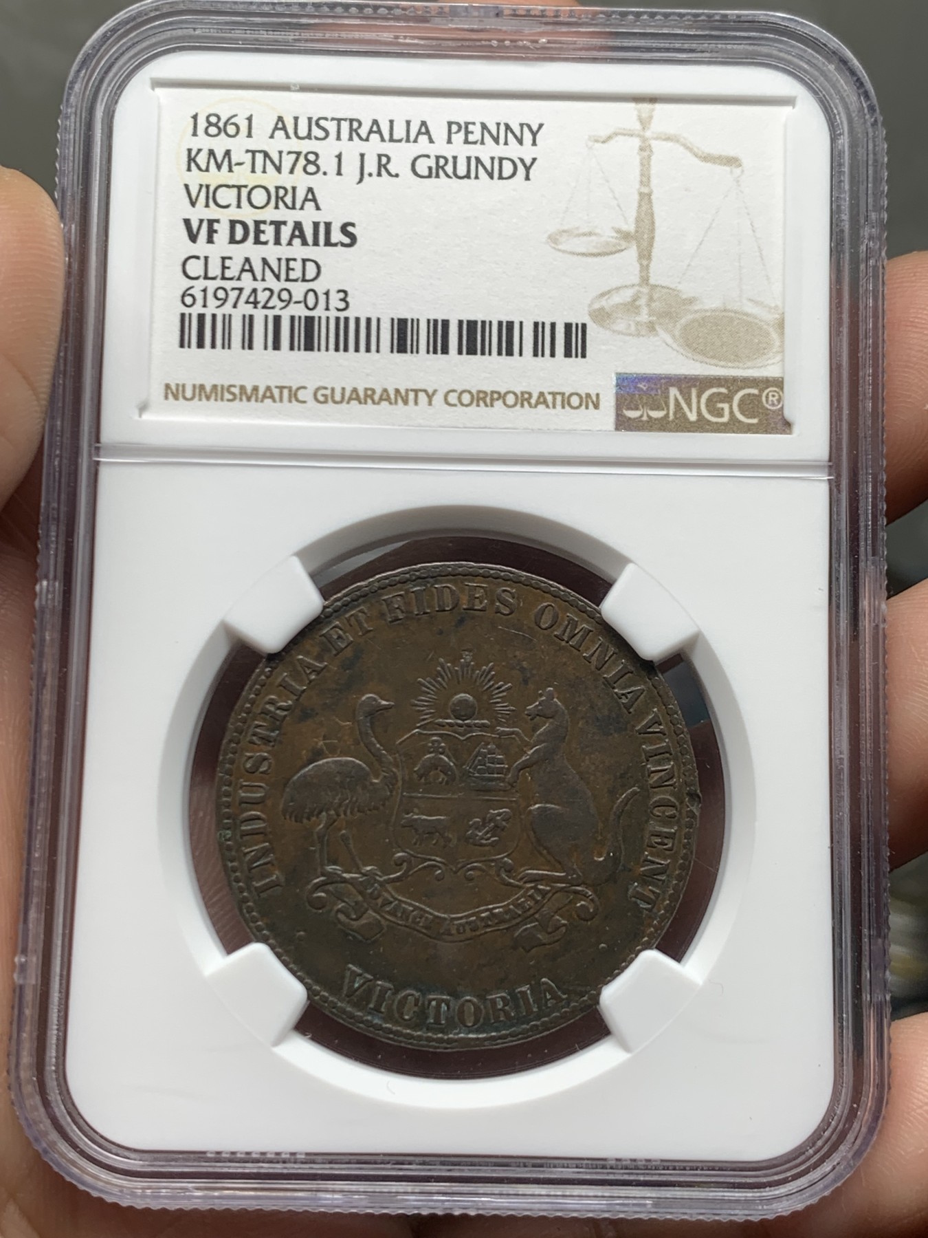 《竞宝斋》第260场-周日，周一，周二 3场连拍 (全场包邮) NGC VFD 英属澳大利亚烟草1便士代币 由伯明翰 Heaton & Sons 铸造。由巴拉瑞特烟草商人 JR 格伦迪 (JR Grundy) 发行，1861 年。约翰·R·格伦迪 (John R. Grundy) 于 1855 年 1 月抵达墨尔本。1856 年，他在巴拉瑞特开设了一家烟草店，是该镇的主要烟草店。极其稀少的代币