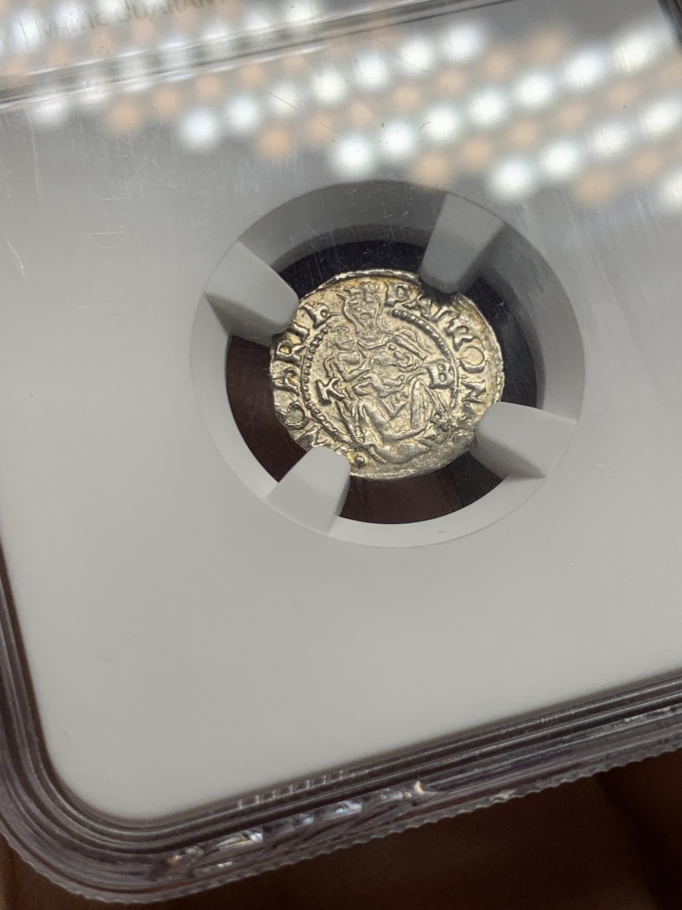 《竞宝斋》第260场-周日，周一，周二 3场连拍 (全场包邮) NGC MS63 神罗匈牙利1549年圣母抱婴1第纳尔 小银币 打制精美 打制币能出ms属实难得 盒子下沿有磕