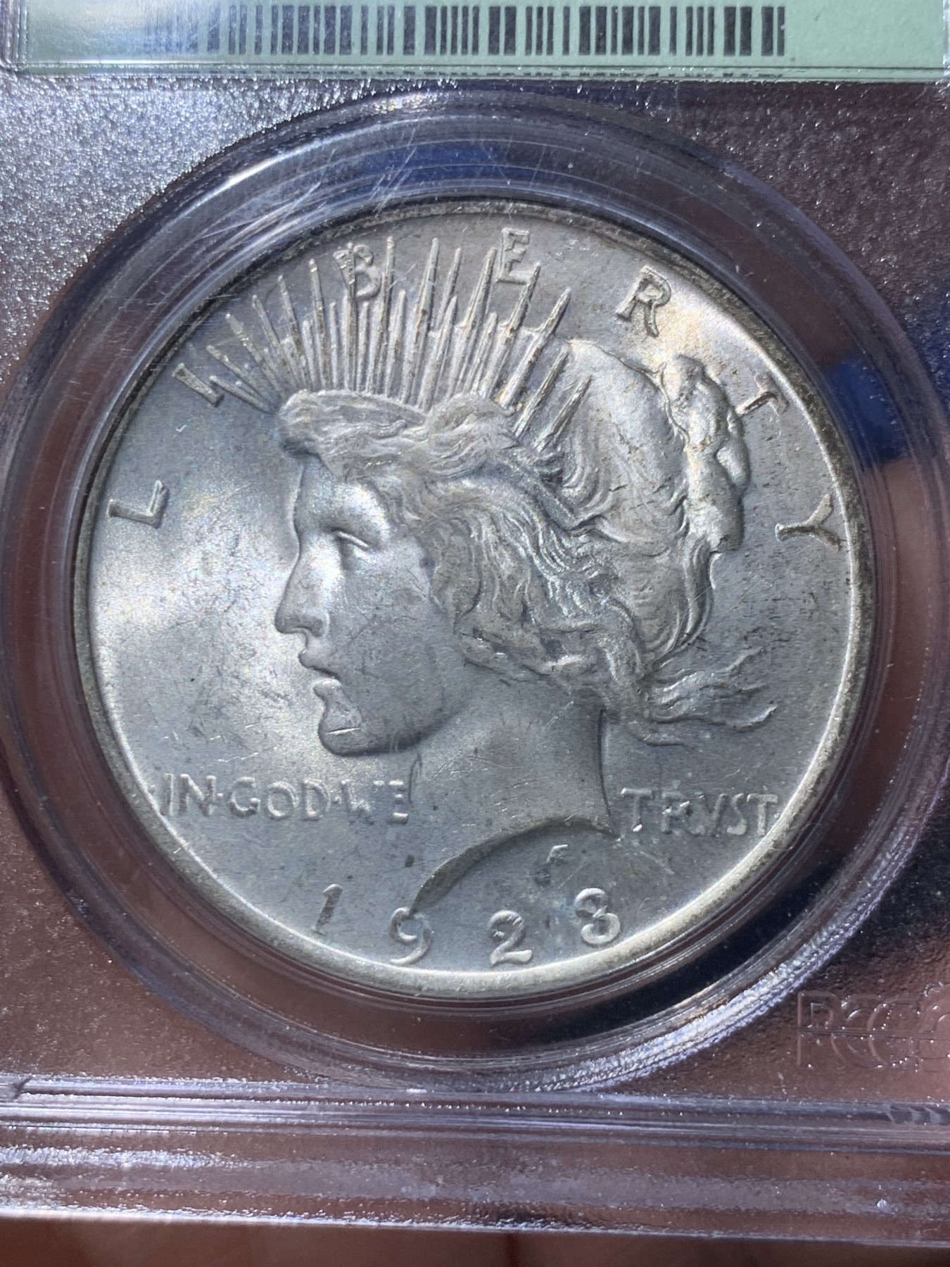 《竞宝斋》第260场-周日，周一，周二 3场连拍 (全场包邮) PCGS MS63 美国1923年和平银元P版经典老绿盒，背面原味老包浆，币面清爽干净又漂亮，经典老绿盒严评无官网图，距今有30年左右的历史，盒子本身就是收藏品。