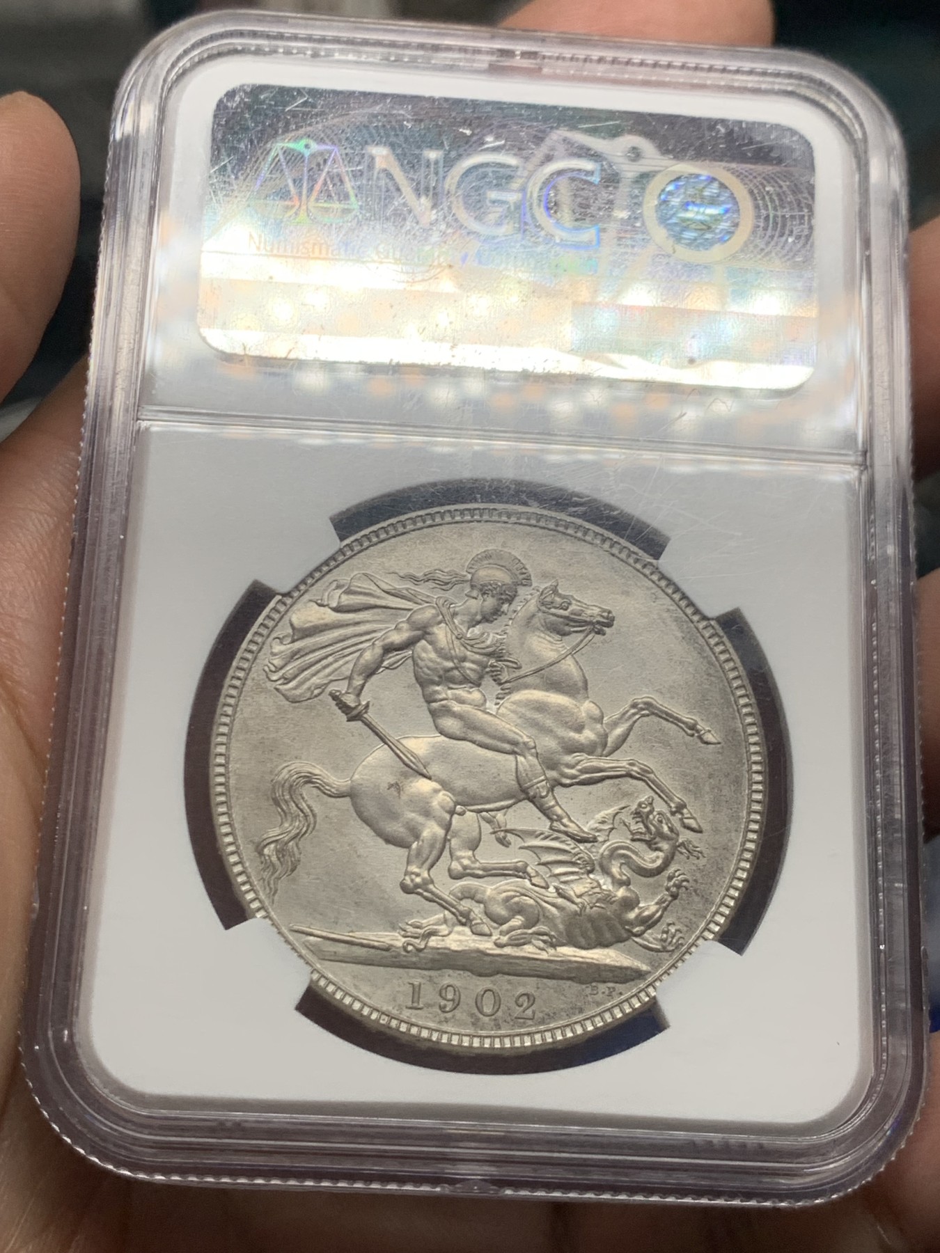 《竞宝斋》第260场-周日，周一，周二 3场连拍 (全场包邮) NGC PF63 英国1902年爱德华七世精制马剑克朗银币 香榧色英伦百年怡人包浆 盒子有轻微划痕 无碍观瞻