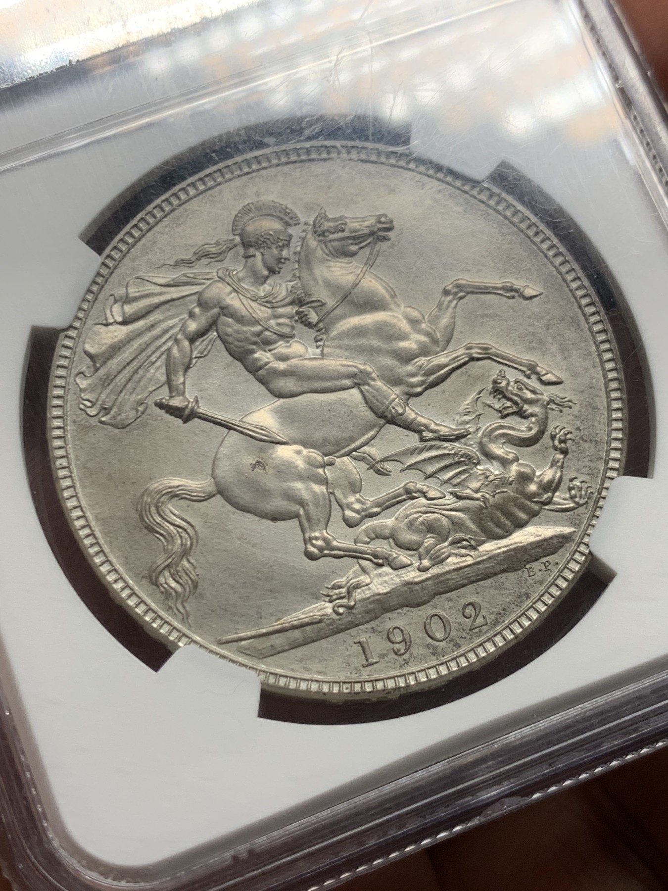 《竞宝斋》第260场-周日，周一，周二 3场连拍 (全场包邮) NGC PF63 英国1902年爱德华七世精制马剑克朗银币 香榧色英伦百年怡人包浆 盒子有轻微划痕 无碍观瞻