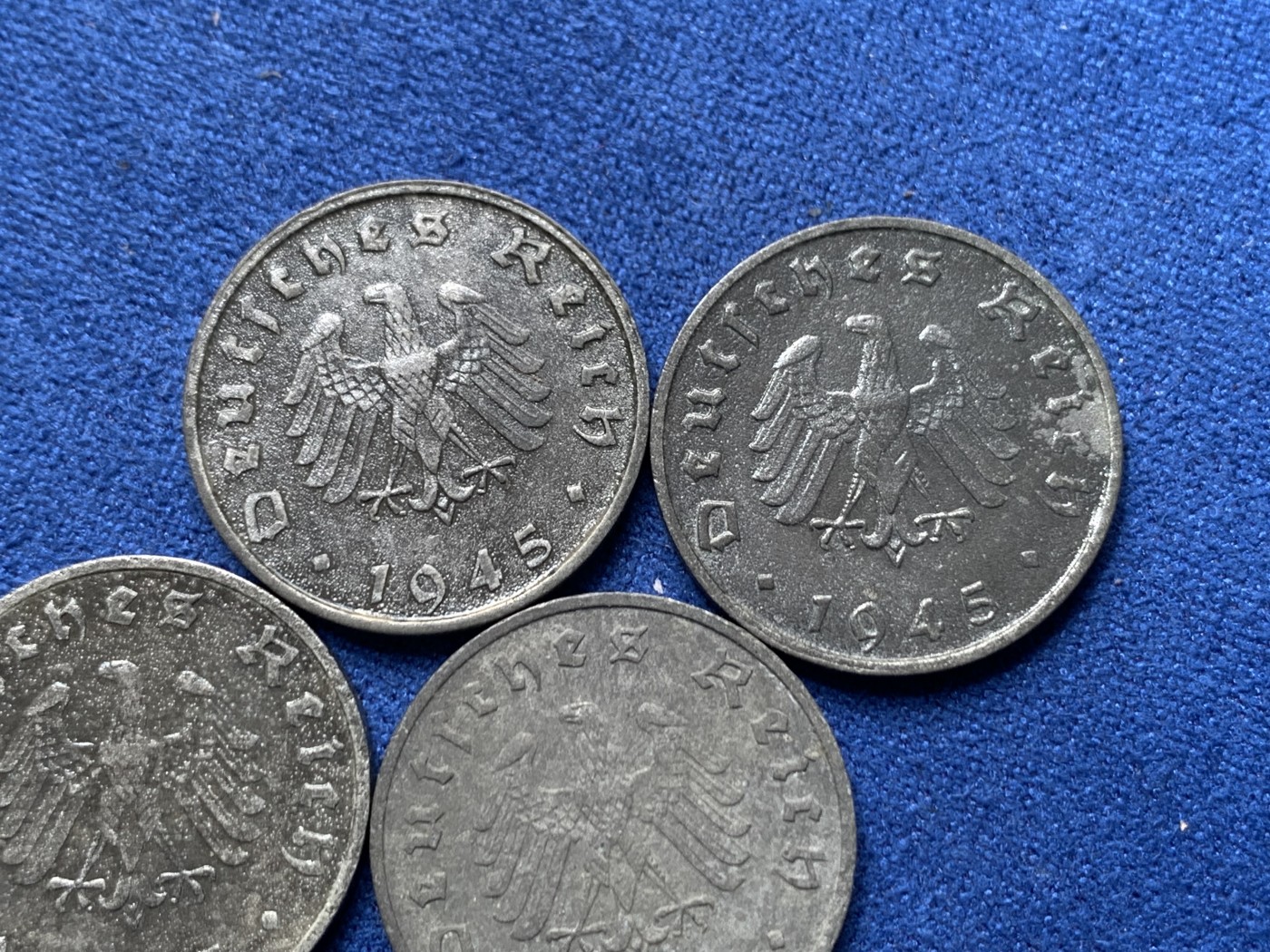 《竞宝斋》第260场-周日，周一，周二 3场连拍 (全场包邮) 4枚一组 德国二战后盟军占领1945年10芬妮拔毛鹰锌币 其中3枚看着像有漆 细节见图