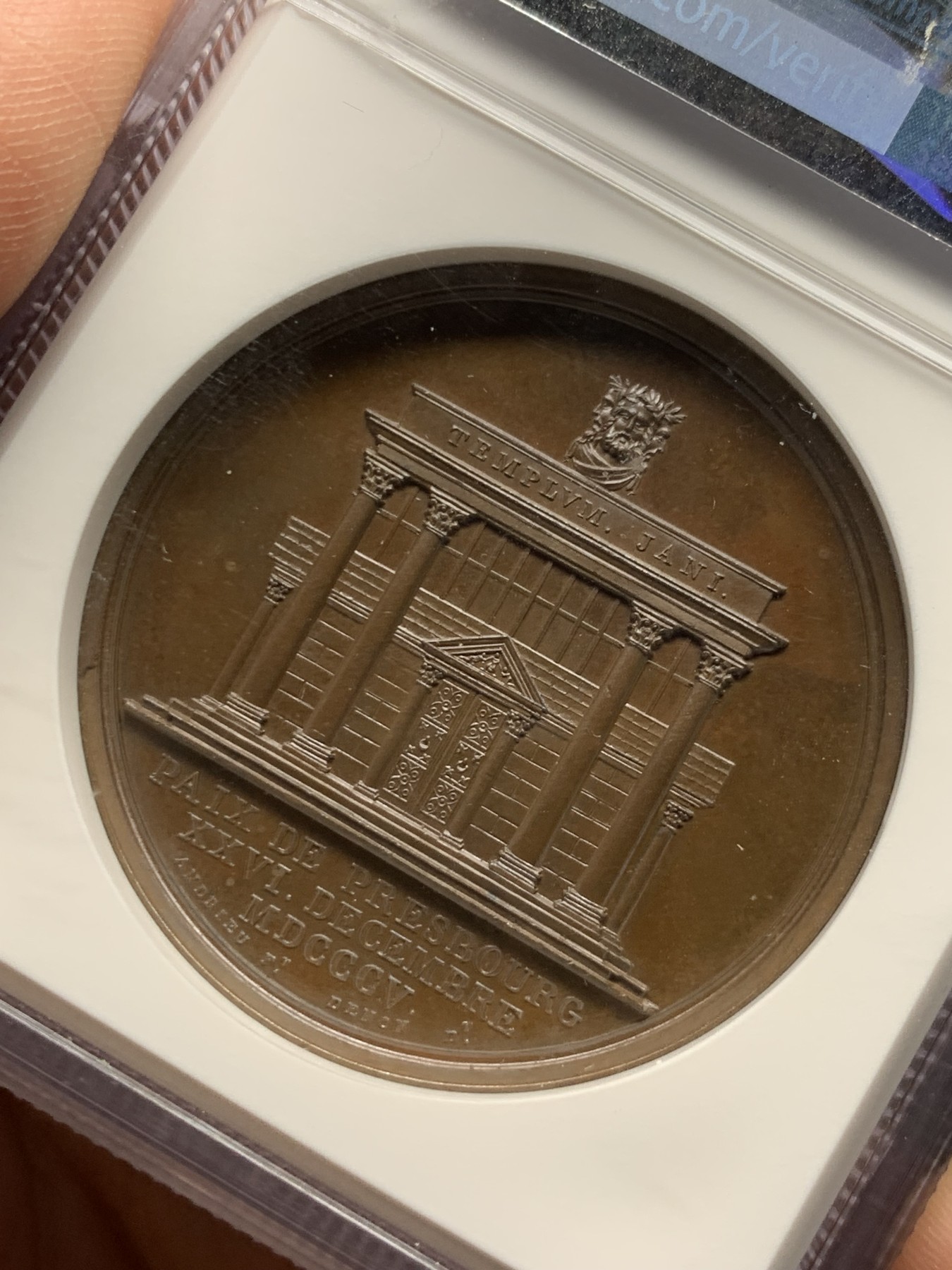 《竞宝斋》第260场-周日，周一，周二 3场连拍 (全场包邮) NGC MS66BN  法国 拿破仑 普雷斯堡和平纪念大铜章 加厚盒子 巧克力包浆 66分差不多是铜章的顶级分数了