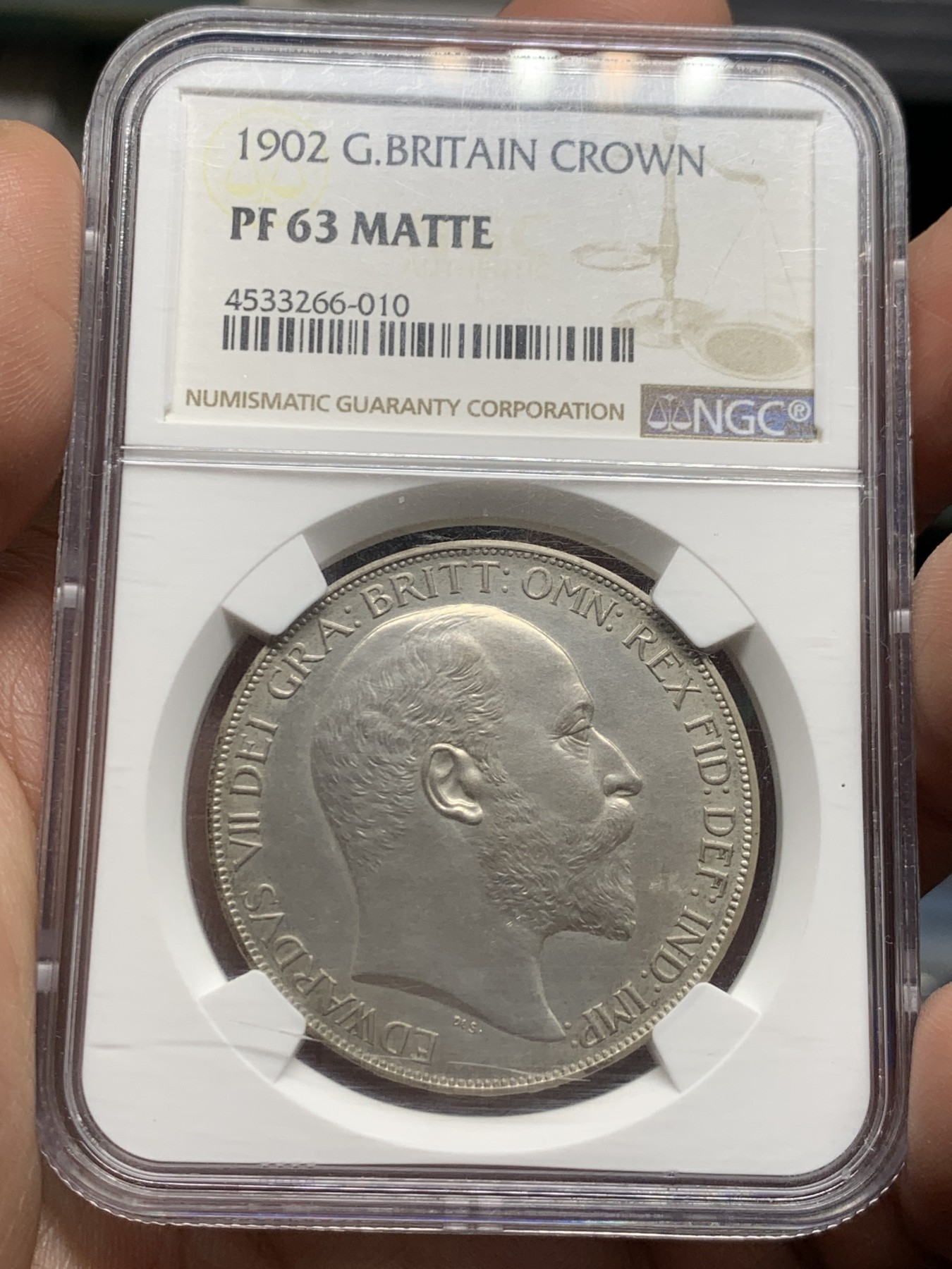 《竞宝斋》第260场-周日，周一，周二 3场连拍 (全场包邮) NGC PF63 英国1902年爱德华七世精制马剑克朗银币 香榧色英伦百年怡人包浆 盒子有轻微划痕 无碍观瞻