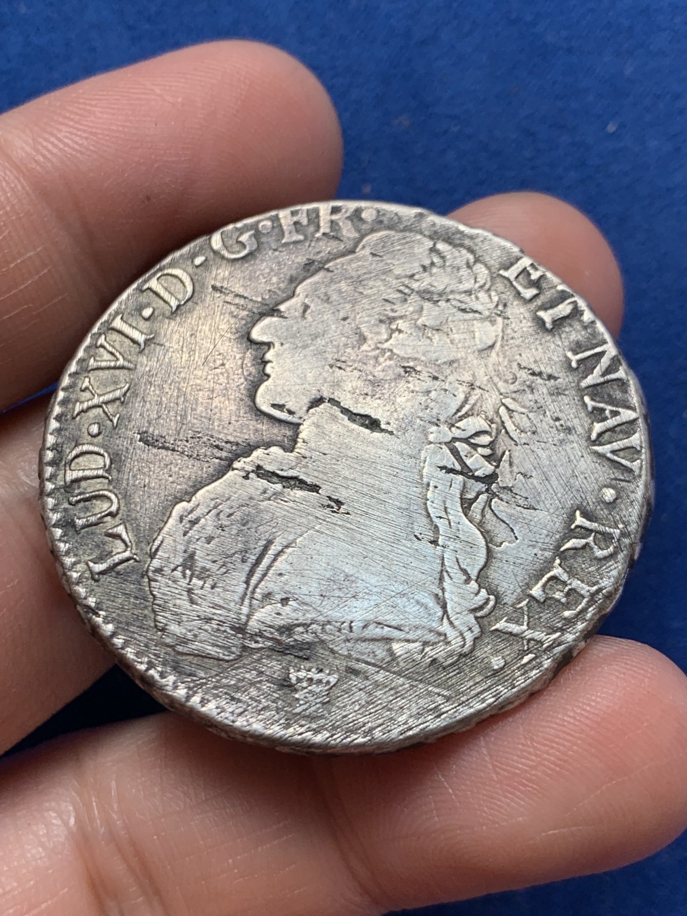 《竞宝斋》第260场-周日，周一，周二 3场连拍 (全场包邮) 法国路易十六1780利摩日厂埃居大银币 币胚有原始缺陷 细节见图