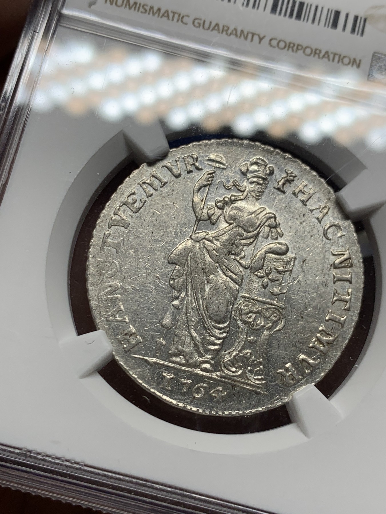 《竞宝斋》第260场-周日，周一，周二 3场连拍 (全场包邮) NGC A55 荷兰联省共和国1764年海尔德兰雅典娜1盾女神银币。站立的雅典娜女神，左手拄着罗马柱，右手持神杖 ，神杖上面盖着自由帽，非常漂亮，还有转光。