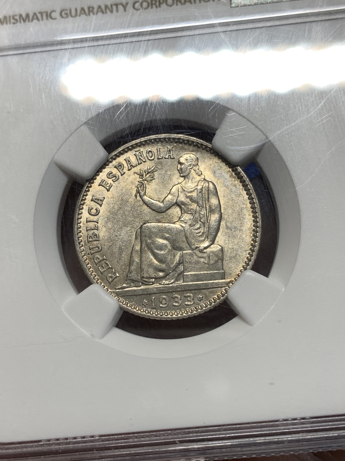 《竞宝斋》第260场-周日，周一，周二 3场连拍 (全场包邮) NGC MS62 西班牙 1933年 内战1比塞塔  拿花女神 银币 带五彩 少见品种