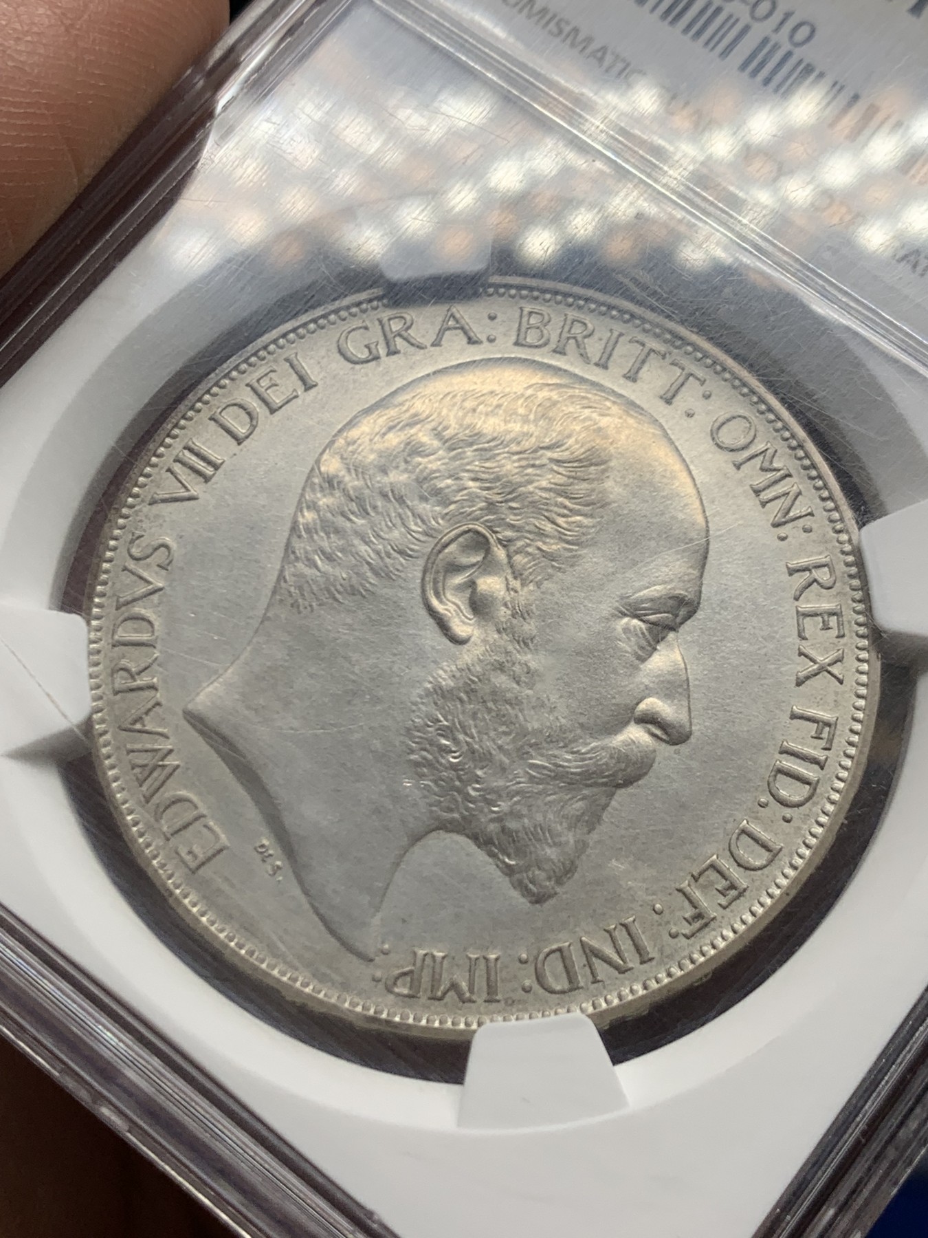 《竞宝斋》第260场-周日，周一，周二 3场连拍 (全场包邮) NGC PF63 英国1902年爱德华七世精制马剑克朗银币 香榧色英伦百年怡人包浆 盒子有轻微划痕 无碍观瞻