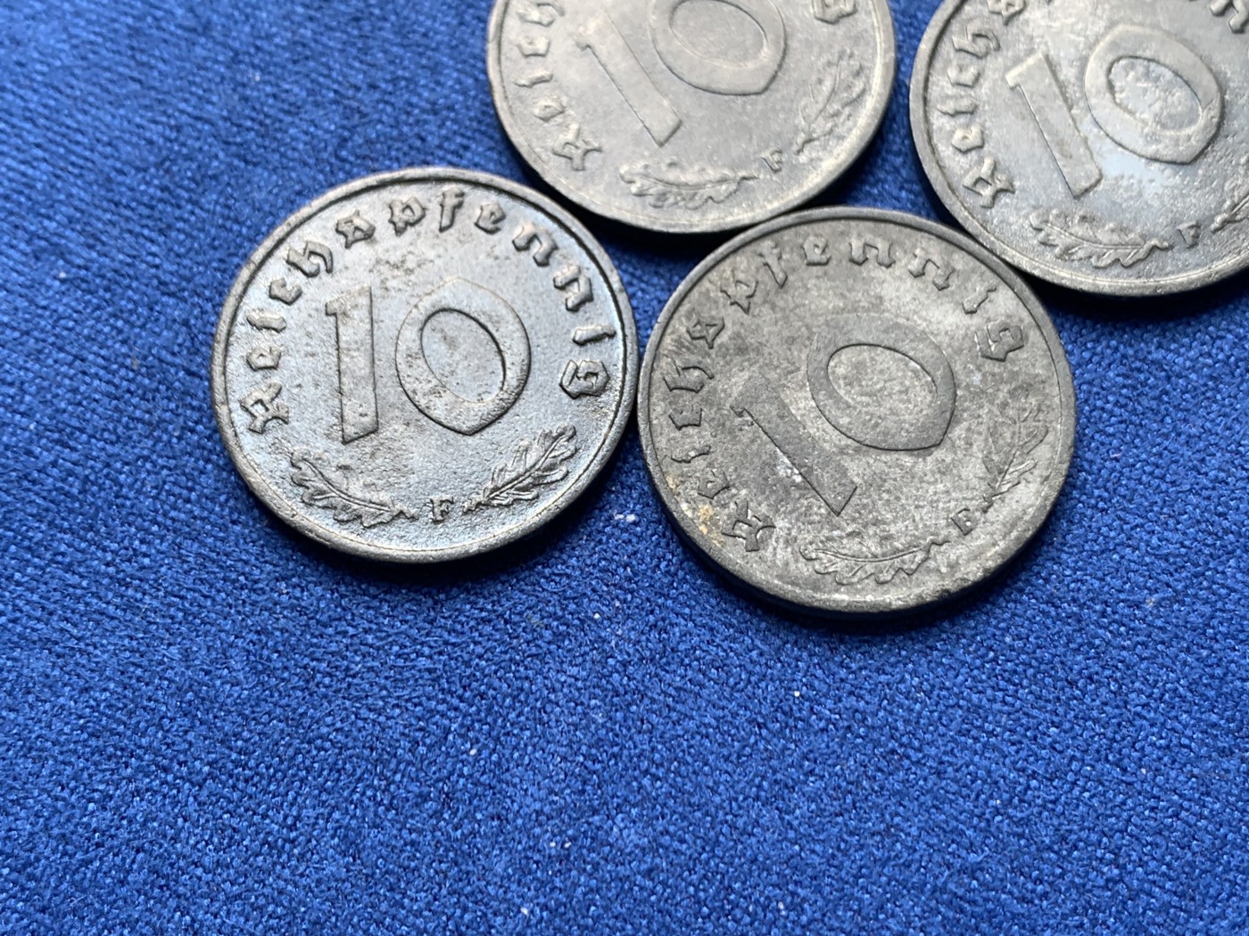 《竞宝斋》第260场-周日，周一，周二 3场连拍 (全场包邮) 4枚一组 德国二战后盟军占领1945年10芬妮拔毛鹰锌币 其中3枚看着像有漆 细节见图