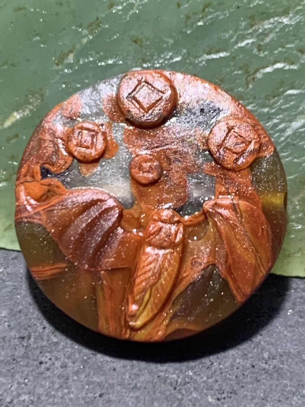 精美亚光高润度冰飘战国红玛瑙手工俏色巧雕蝙蝠钱币板珠（背云)一个