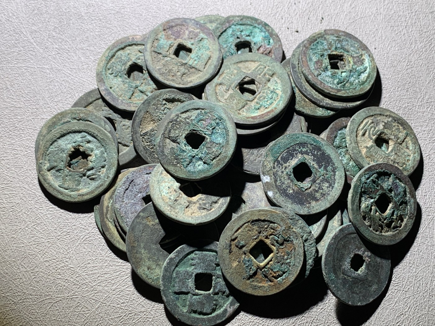 《竞宝斋》第260场-周日，周一，周二 3场连拍 (全场包邮) 南北宋折钱95枚左右，包含许多宣和，到代绍兴，字口锈色俱佳，也有宣和大折三。漏裂不多，江西坑口，状态不错，细节见图。