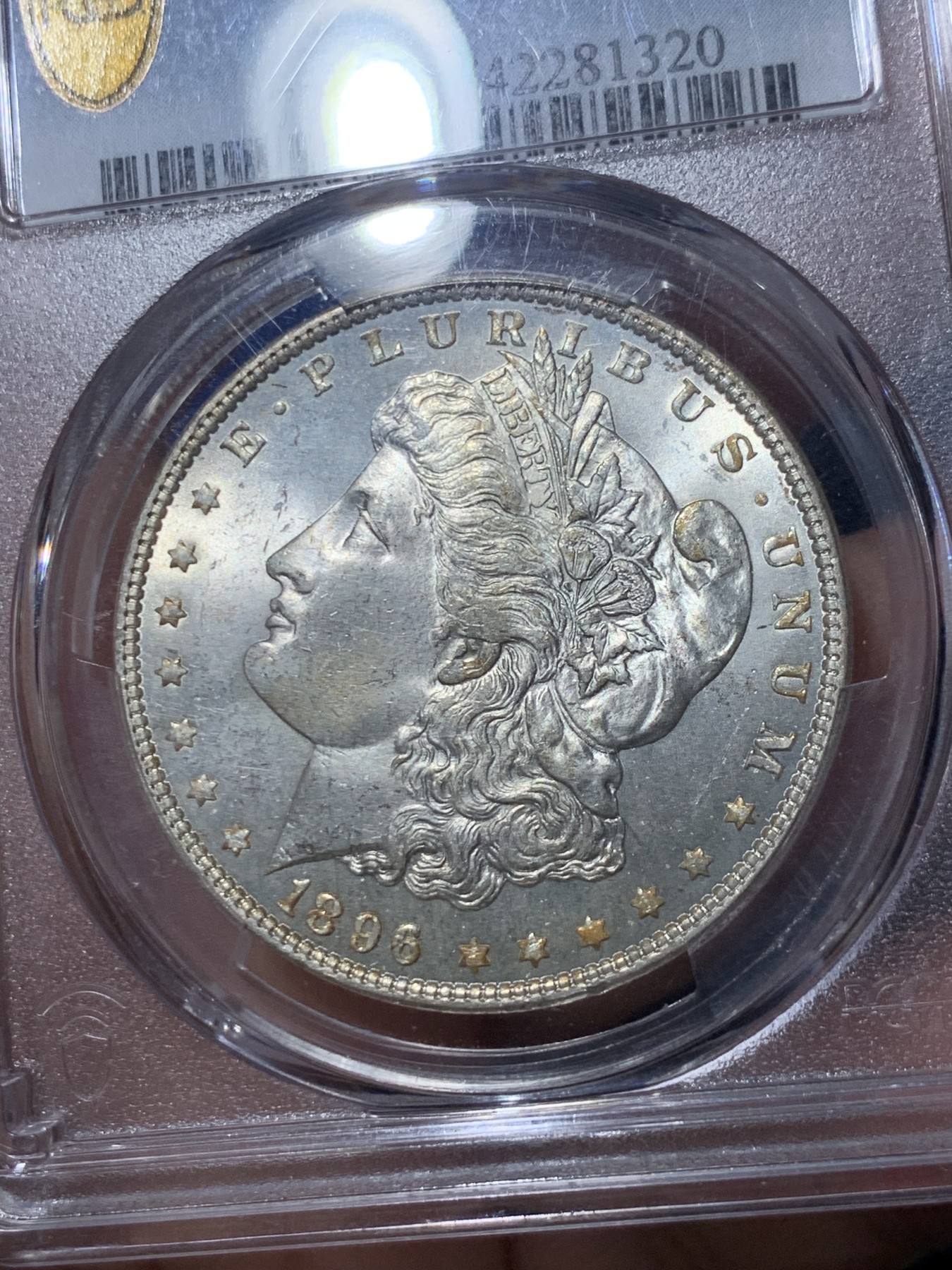 《竞宝斋》第260场-周日，周一，周二 3场连拍 (全场包邮) PCGS MS65 1896年美国摩根银币。少见年份，65分存量是常见1880，1921等的十分之一左右，和不少1880年代CC厂的65分数量相近。此枚淡黄包浆美不胜收
