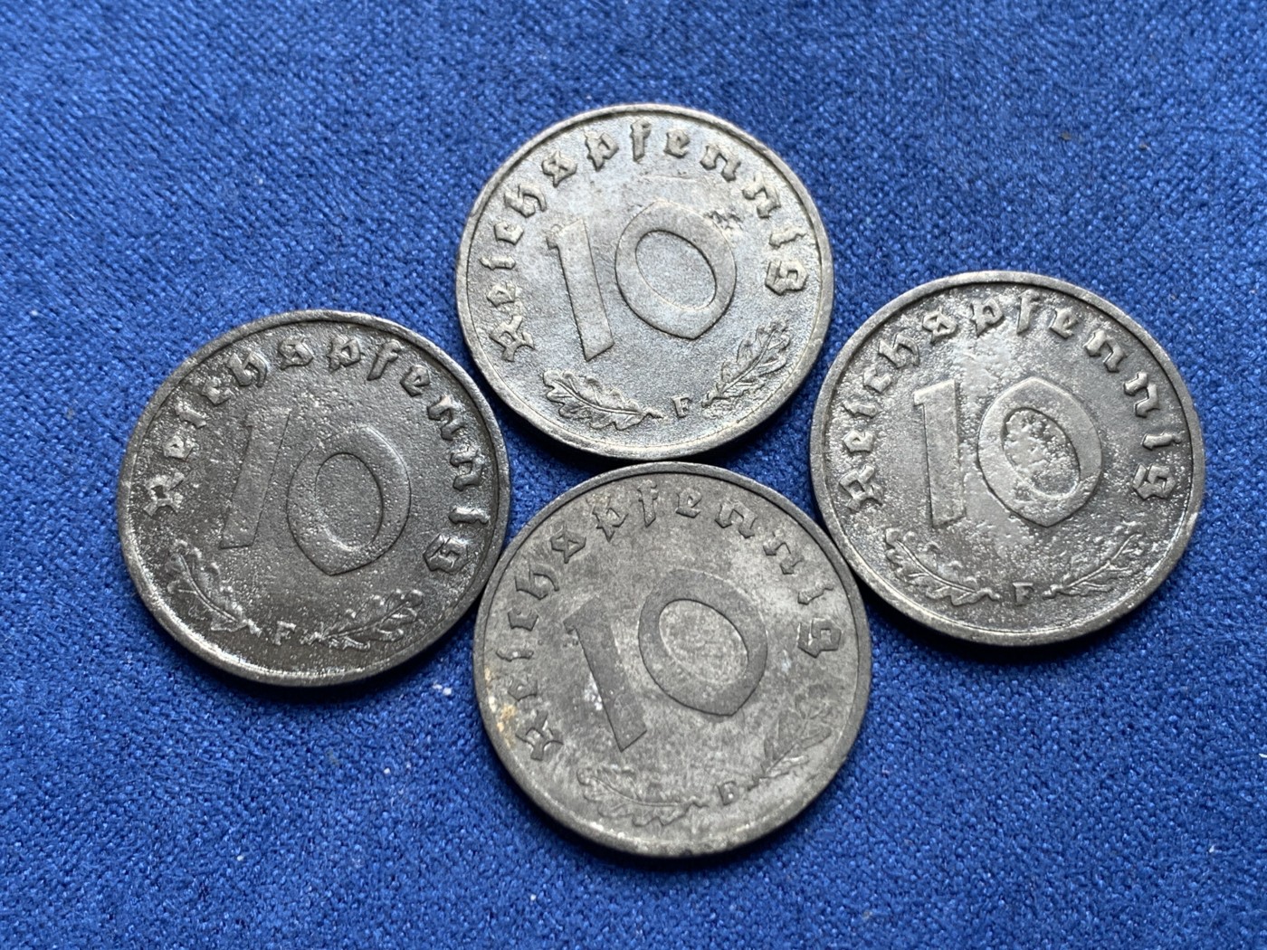 《竞宝斋》第260场-周日，周一，周二 3场连拍 (全场包邮) 4枚一组 德国二战后盟军占领1945年10芬妮拔毛鹰锌币 其中3枚看着像有漆 细节见图