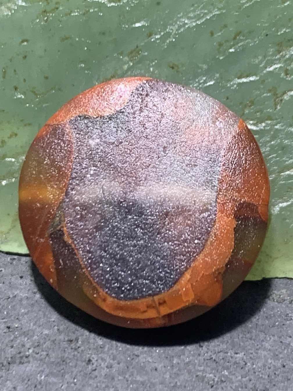 精美亚光高润度冰飘战国红玛瑙手工俏色巧雕蝙蝠钱币板珠（背云)一个