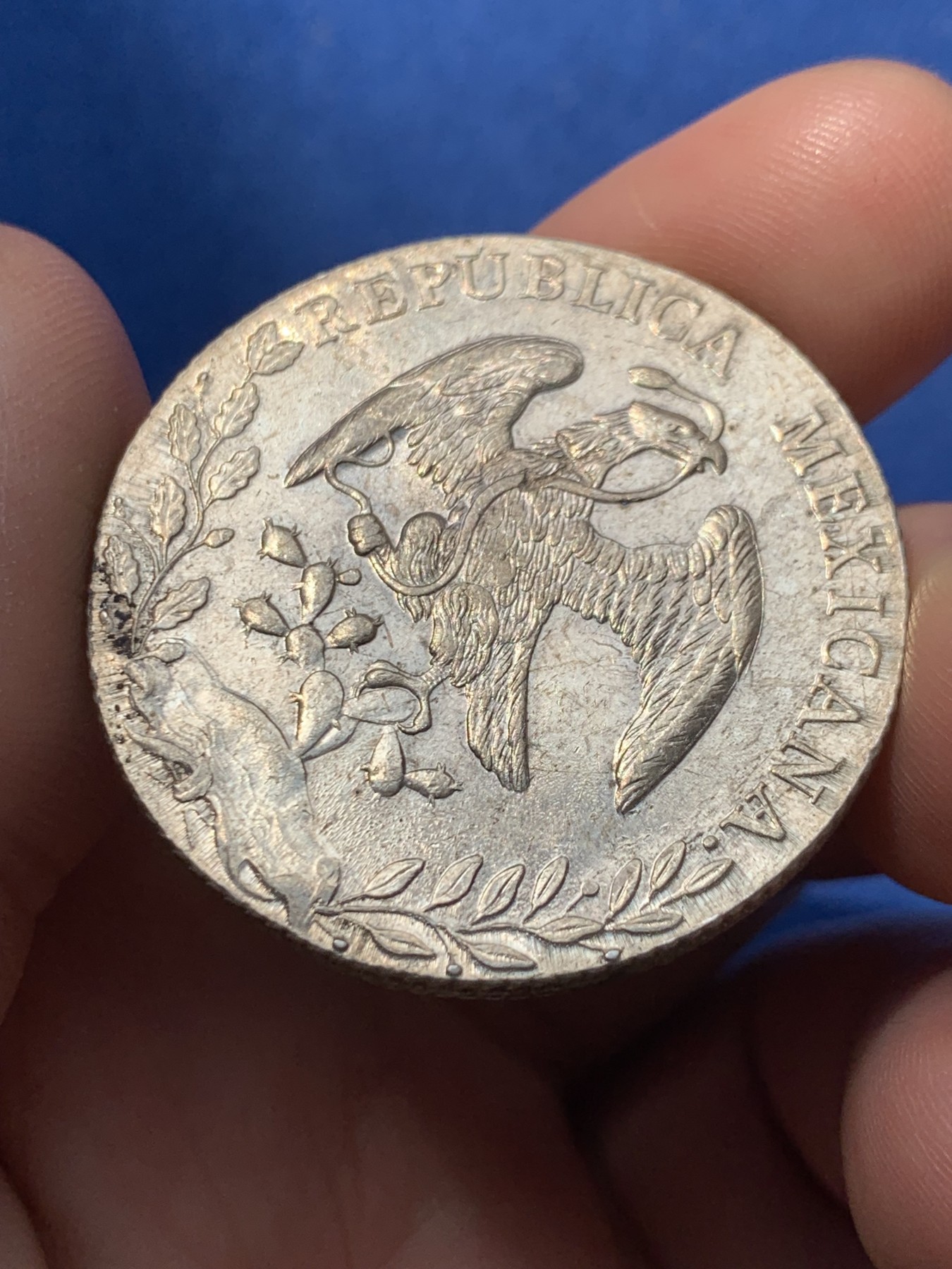 《竞宝斋》第260场-周日，周一，周二 3场连拍 (全场包邮) 1890年墨西哥8R鹰洋银币 带转光 鹰脖子上有戳 细节见图