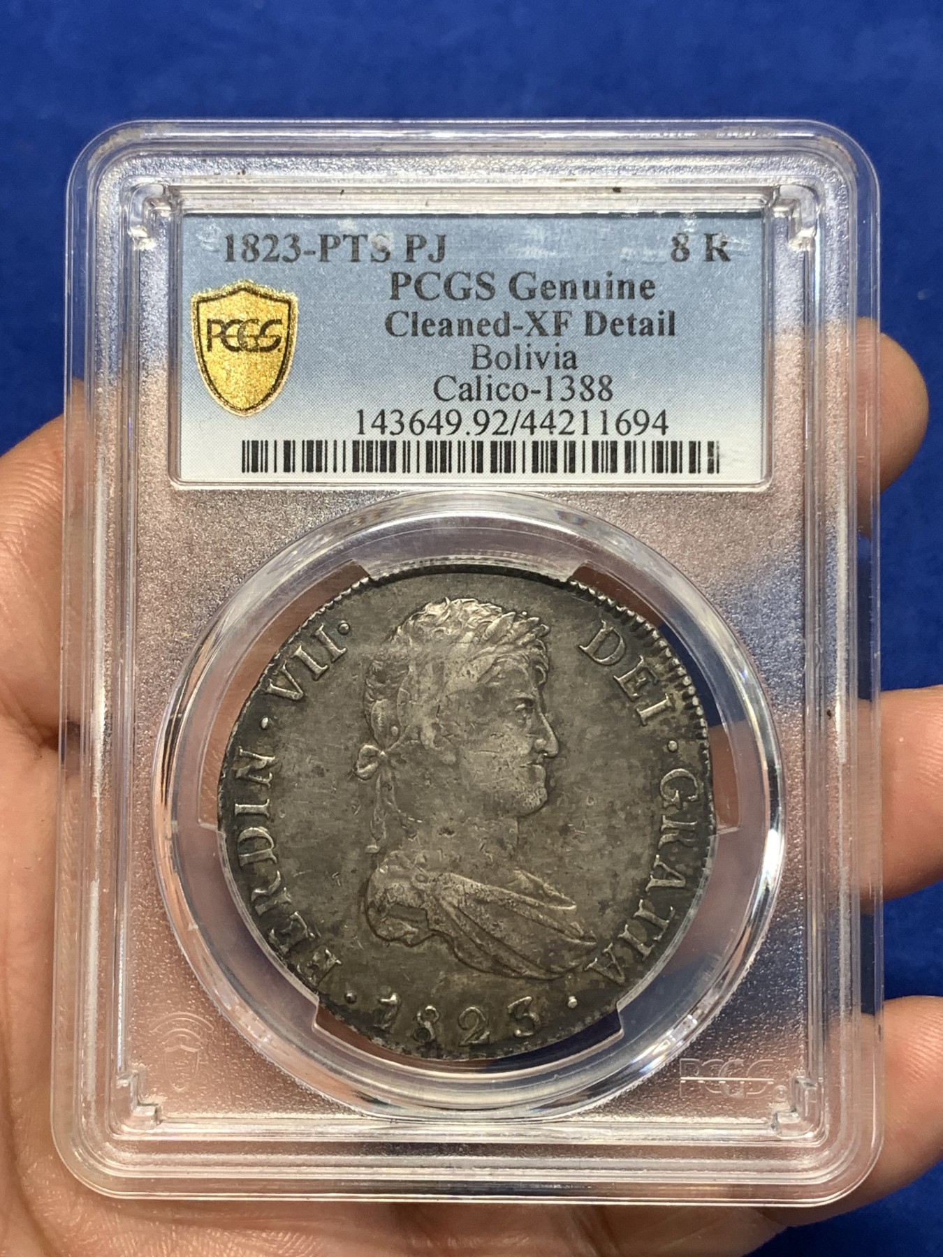 《竞宝斋》第260场-周日，周一，周二 3场连拍 (全场包邮) PCGS XFD 玻利维亚1823年费七8R双柱银币 原味包浆 双面深打 背面有底光 老张旧藏