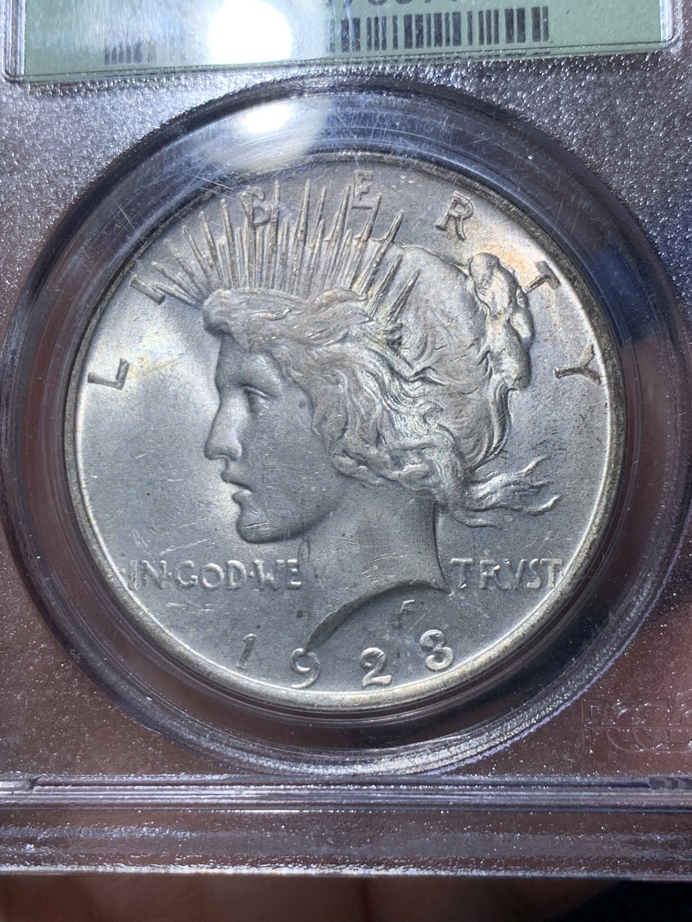 《竞宝斋》第260场-周日，周一，周二 3场连拍 (全场包邮) PCGS MS63 美国1923年和平银元P版经典老绿盒，背面原味老包浆，币面清爽干净又漂亮，经典老绿盒严评无官网图，距今有30年左右的历史，盒子本身就是收藏品。