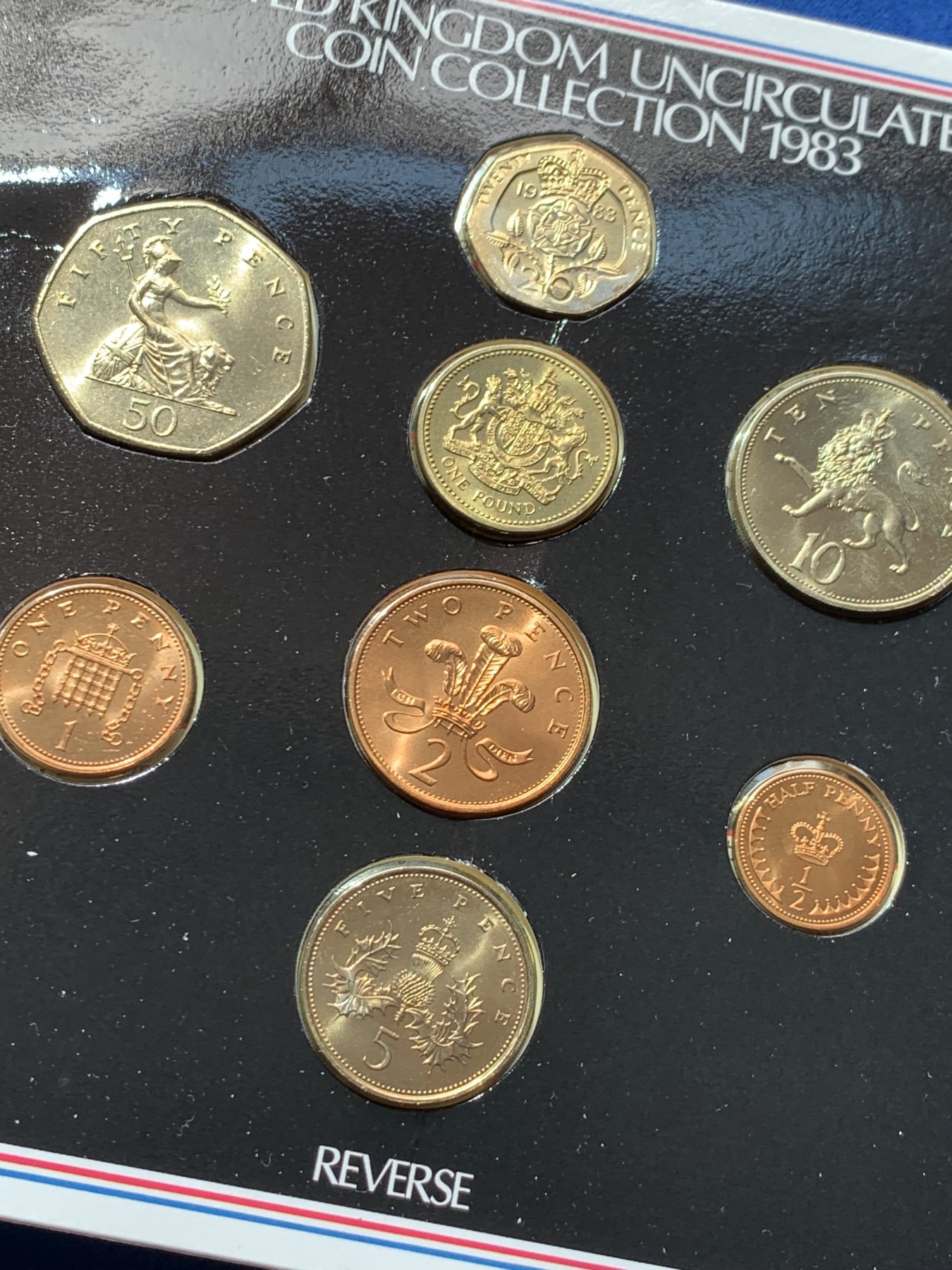 《竞宝斋》第260场-周日，周一，周二 3场连拍 (全场包邮) 英国1983年硬币套装，共8枚 1英镑硬币首发年，图像是英国国徽，并带1/2便士