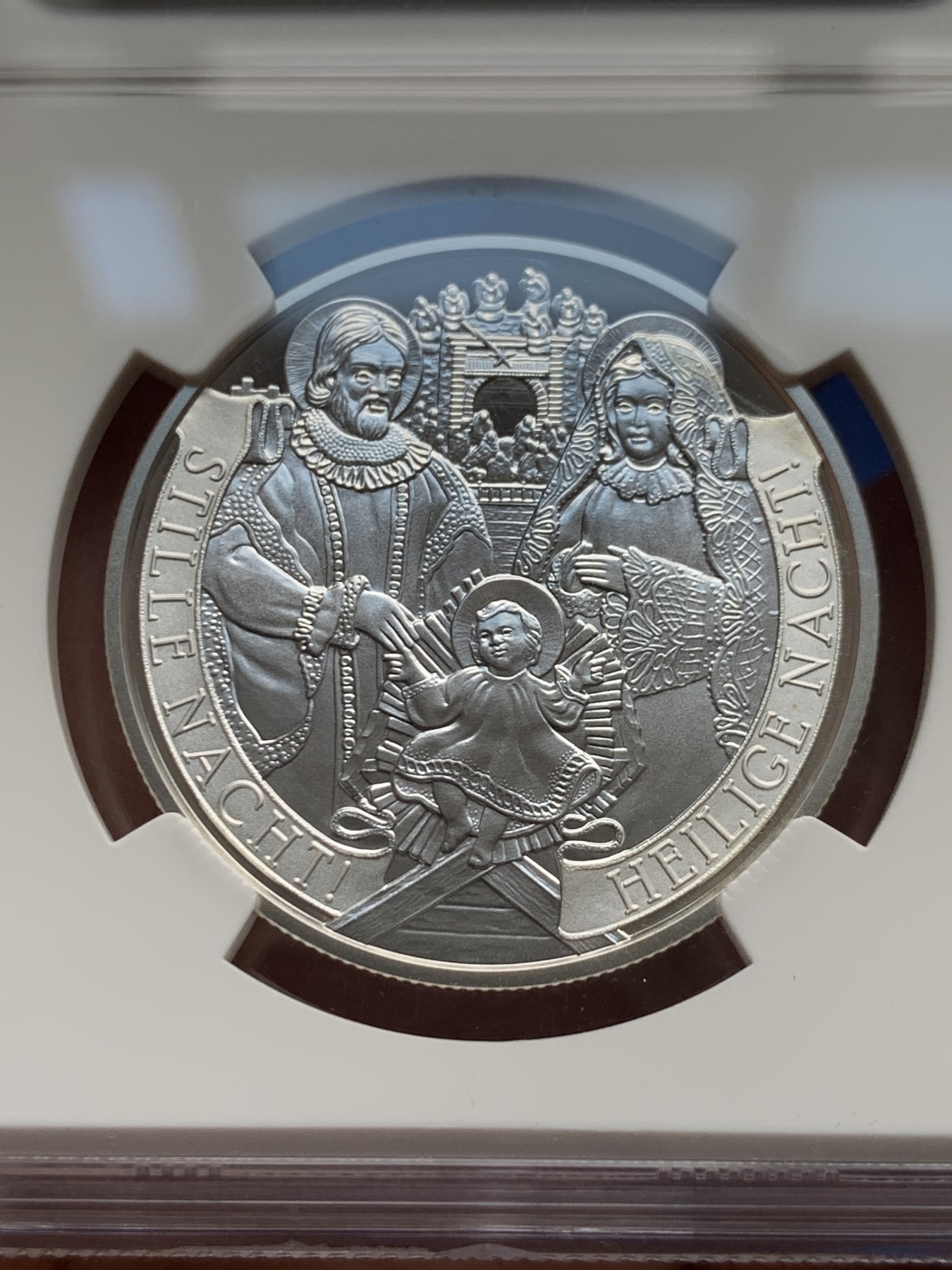 《竞宝斋》第261场-周日，周一，周二 3场连拍 (全场包邮) NGC PF70UC 蓝标首期奥地利2018年发行圣诞歌《平安夜》200周年20欧精制纪念币 礼盒装