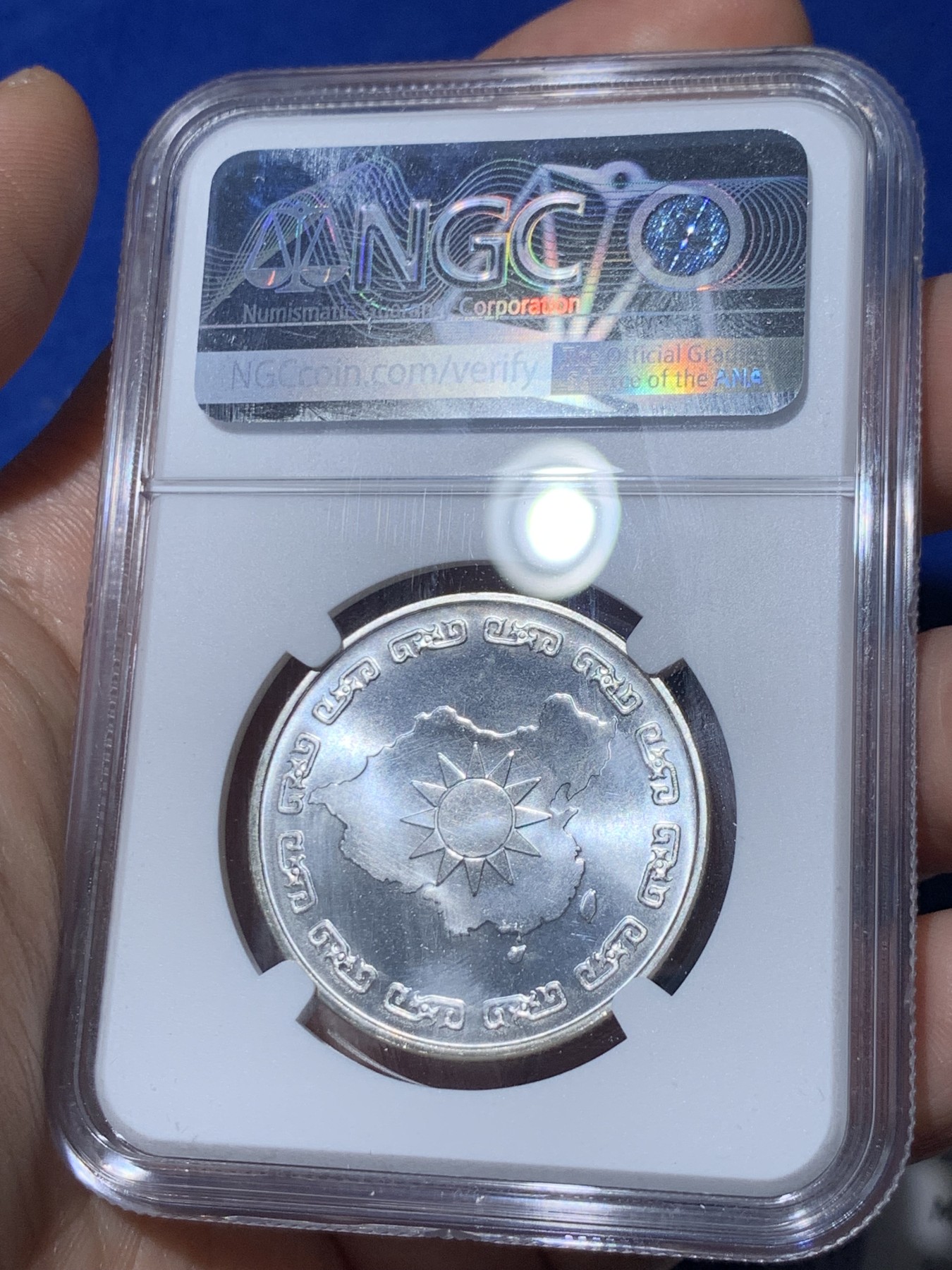 《竞宝斋》第261场-周日，周一，周二 3场连拍 (全场包邮) NGC MS67 亚军分 1976台湾省蒋介石九秩诞辰纪念银币 背面秋叶海棠大中华地图