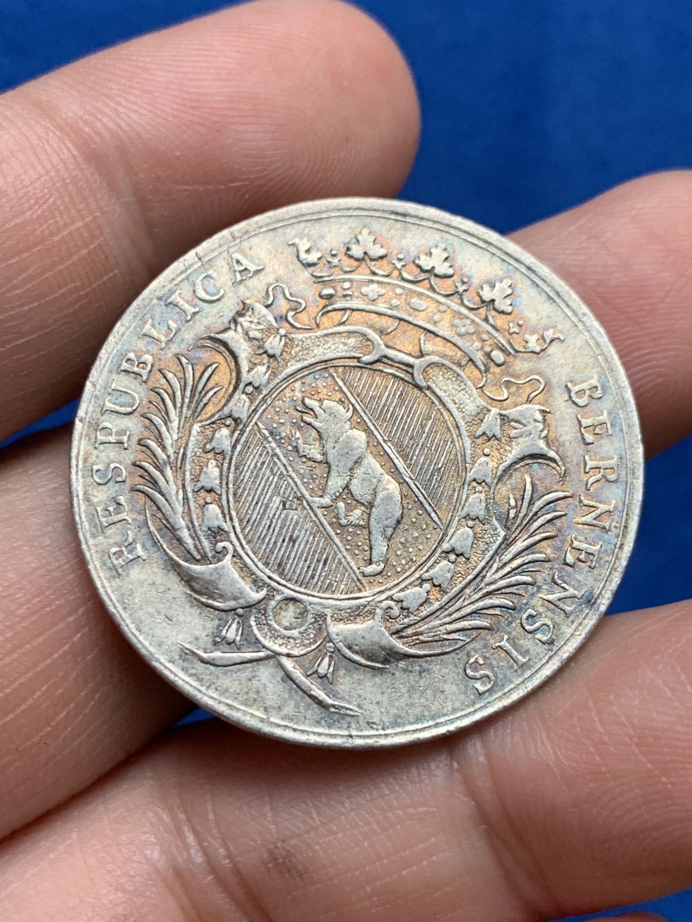 《竞宝斋》第261场-周日，周一，周二 3场连拍 (全场包邮) 瑞士伯尔尼学院银质纪念章 直径约34mm 重约 13.5克 细节见图