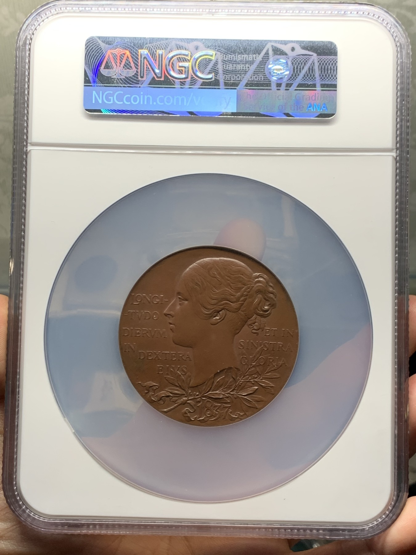 《竞宝斋》第261场-周日，周一，周二 3场连拍 (全场包邮) NGC MS63BN 英国 维多利亚登基60周年官方纪念章 55MM 小维的风华青春和披纱的中年母仪 高分状态好 大章大盒压手 大英最辉煌的60年 尽在维多利亚