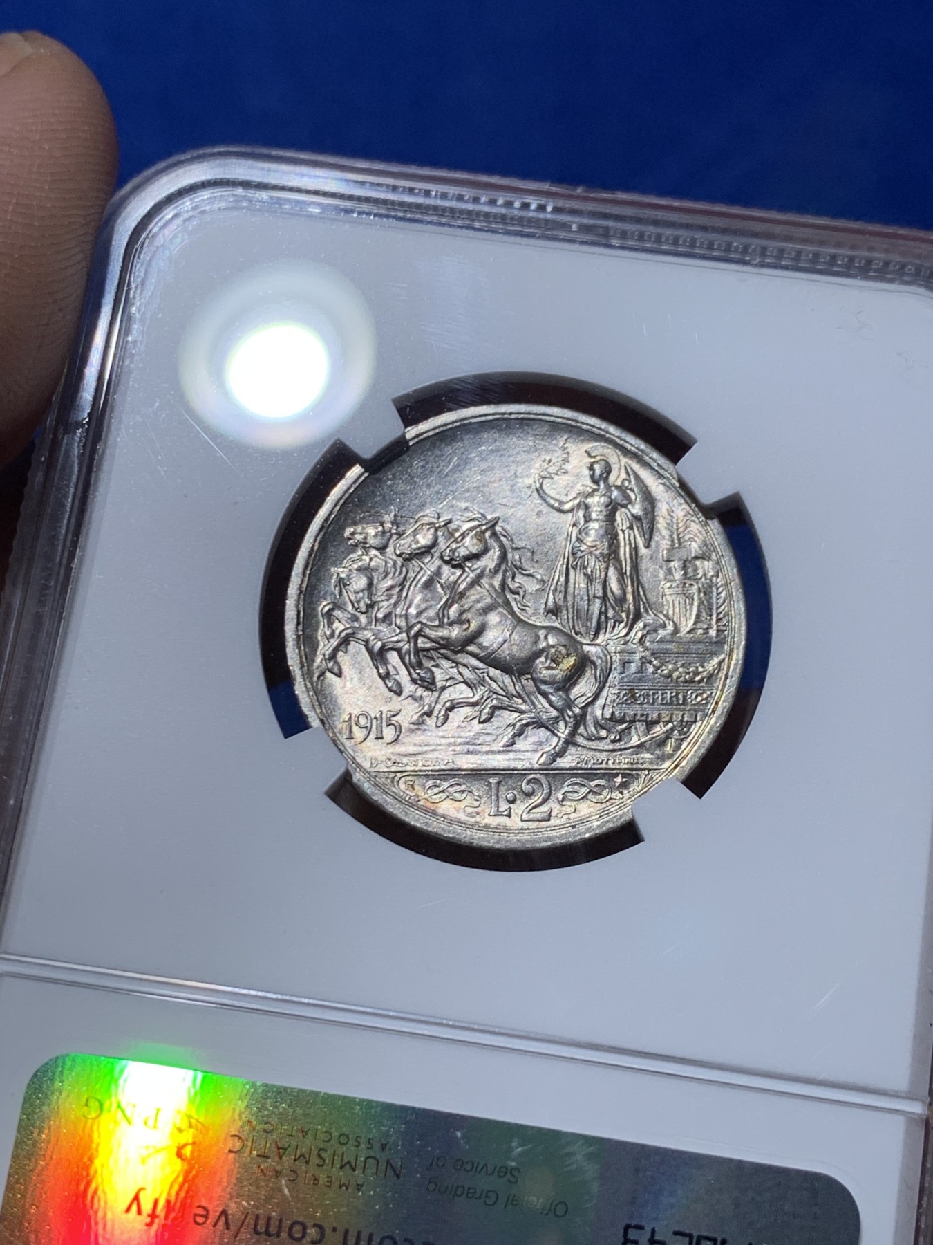 《竞宝斋》第261场-周日，周一，周二 3场连拍 (全场包邮) NGC MS62 意大利1915年埃曼纽尔二世马车2里拉银币