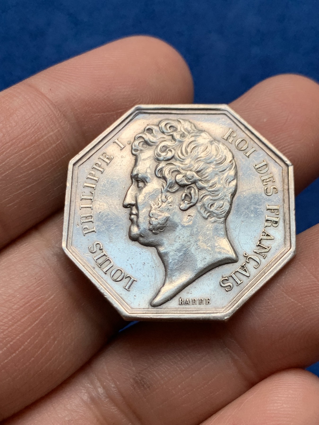 《竞宝斋》第261场-周日，周一，周二 3场连拍 (全场包邮) 法国1832至1841年 菲利普美杜莎美女蛇银质八角代币 重10.13克 对角直径33.1mm 神灯边铭  细节好 少见品种