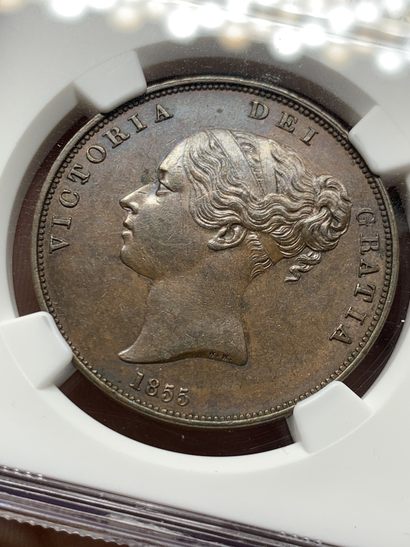 《竞宝斋》第261场-周日，周一，周二 3场连拍 (全场包邮) NGC MS62BN 英国1855年维多利亚1便士铜币（经典的青年维多利亚头像，小维爱好者的必备藏品）