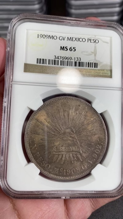 万国钱币拍卖第024期（诸神之战） NGC MS65 1909年墨西哥MO厂直边鹰洋1比索 超级原光原味状态，BU状态，NGC老盒，更高分仅5枚。