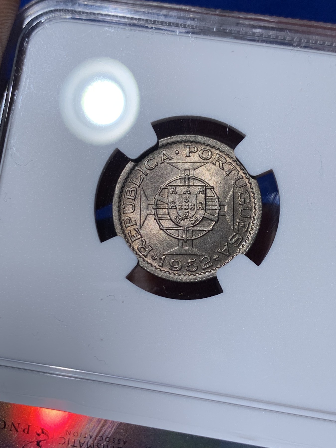 《竞宝斋》第261场-周日，周一，周二 3场连拍 (全场包邮) NGC MS64 1952 澳门 50Avos 转光品相 配套首选