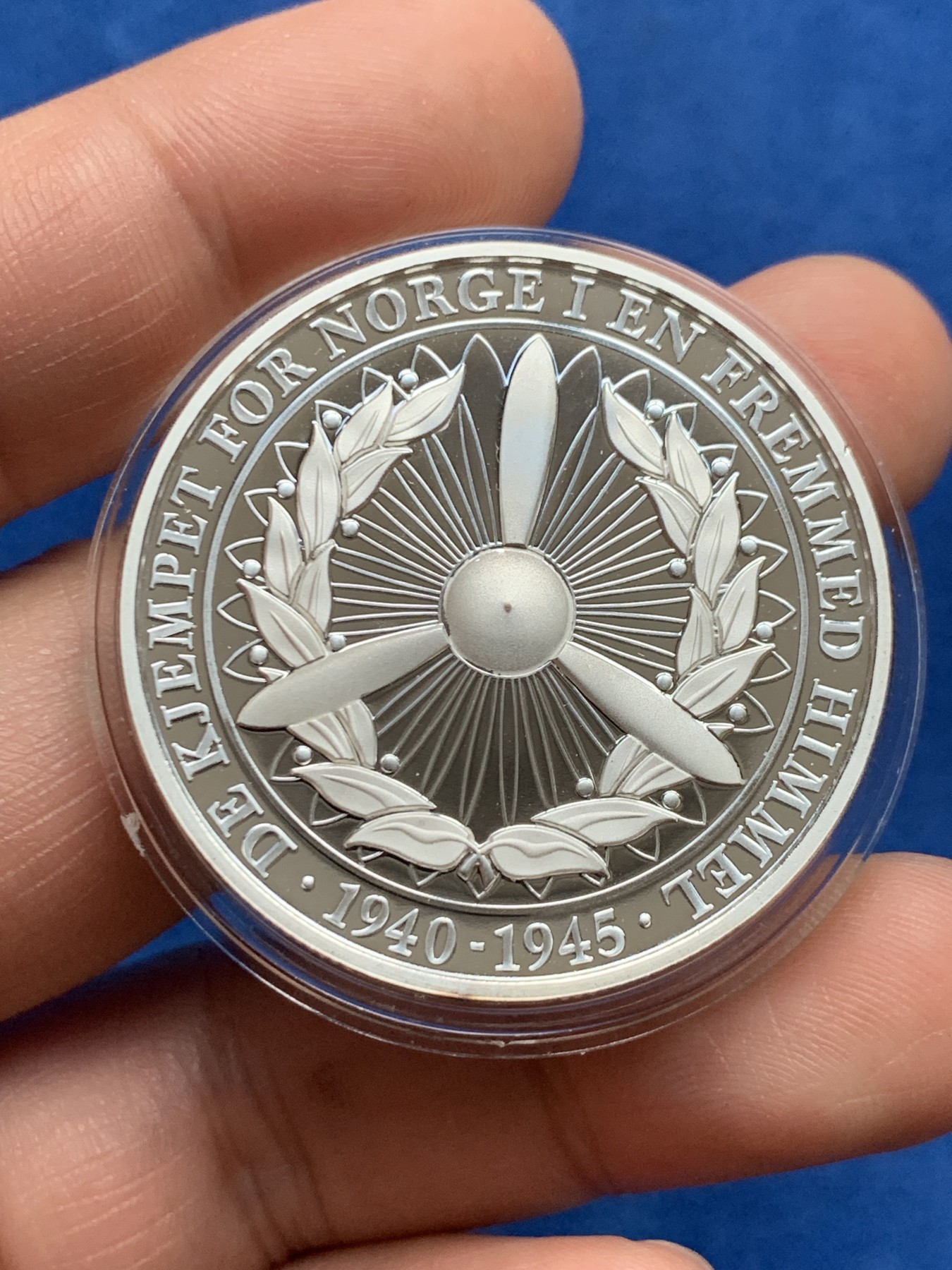 《竞宝斋》第261场-周日，周一，周二 3场连拍 (全场包邮) 挪威皇家空军 鹰徽 33克镀银纪念章 带证书