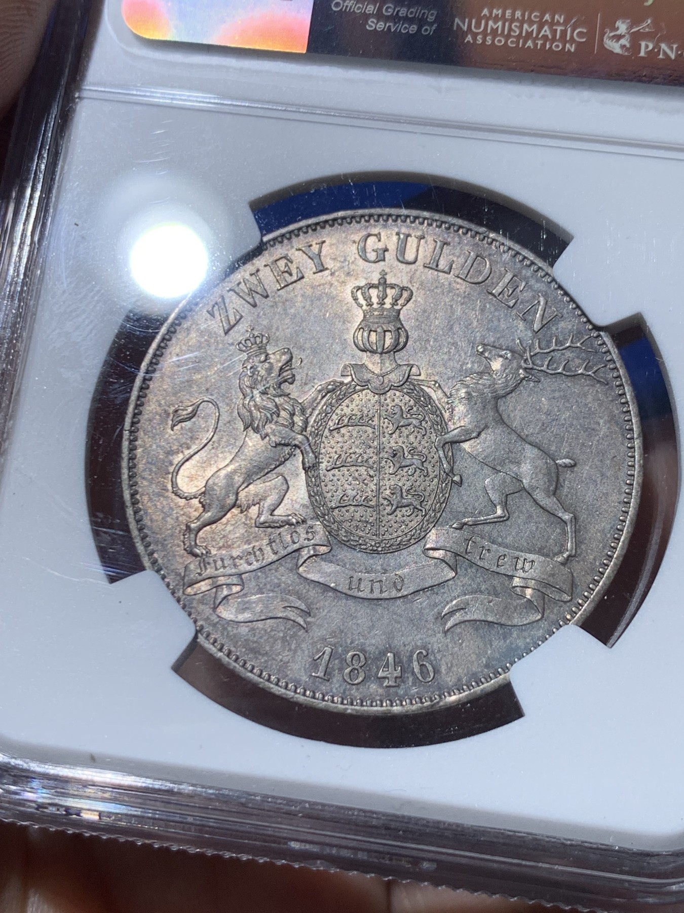 《竞宝斋》第261场-周日，周一，周二 3场连拍 (全场包邮) 季军分 NGC MS62 德国符腾堡1846年狮鹿2盾（2古尔登）银币，原味厚重包浆，稀少品种，设计大气精美，状态极佳，2盾流通充分上ms较少，HA-N62分的符腾堡2盾成交价约为5600元。