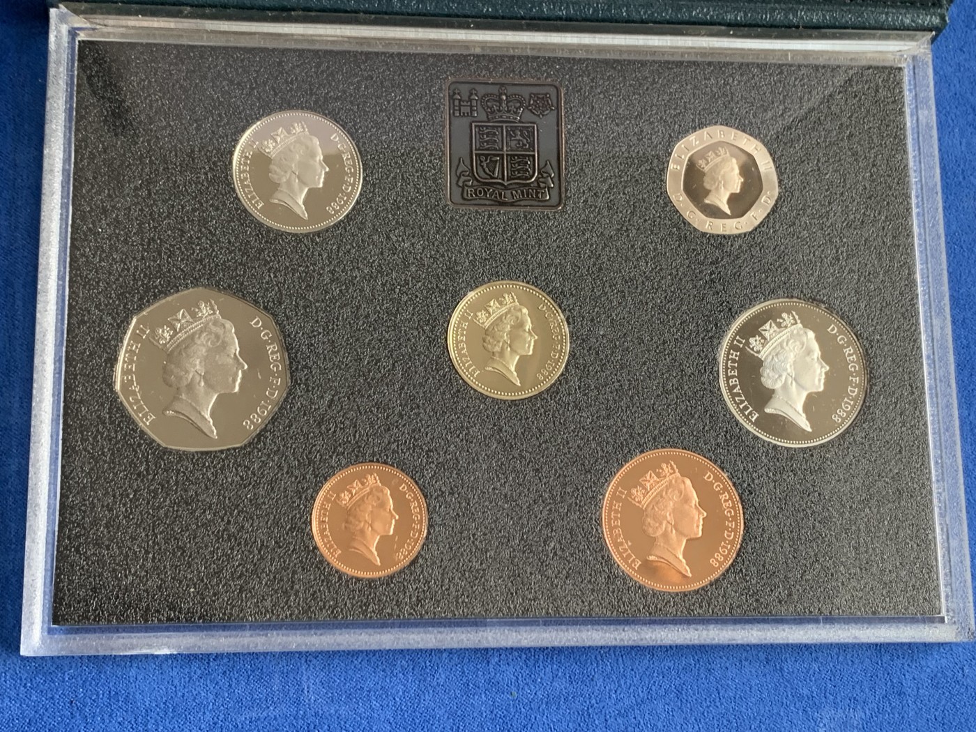 《竞宝斋》第261场-周日，周一，周二 3场连拍 (全场包邮) 英国1988年7枚装精制套币 proof set 盾徽一英镑