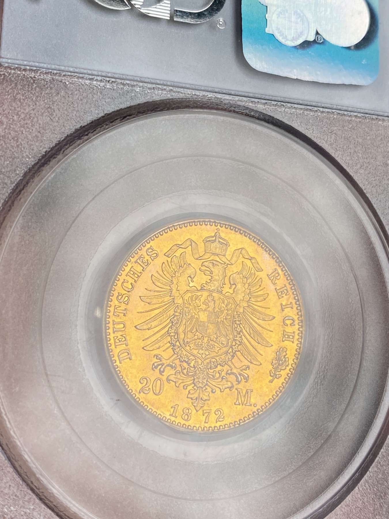 万国钱币拍卖第024期（诸神之战） PCGS MS63 1872年德国普鲁士威廉一世短翅20马克金币 经典品种配经典PC白盒，状态喜人，应该有得+，好品非常难得的短翅金马克，更高分仅9枚，7.96g，900金。