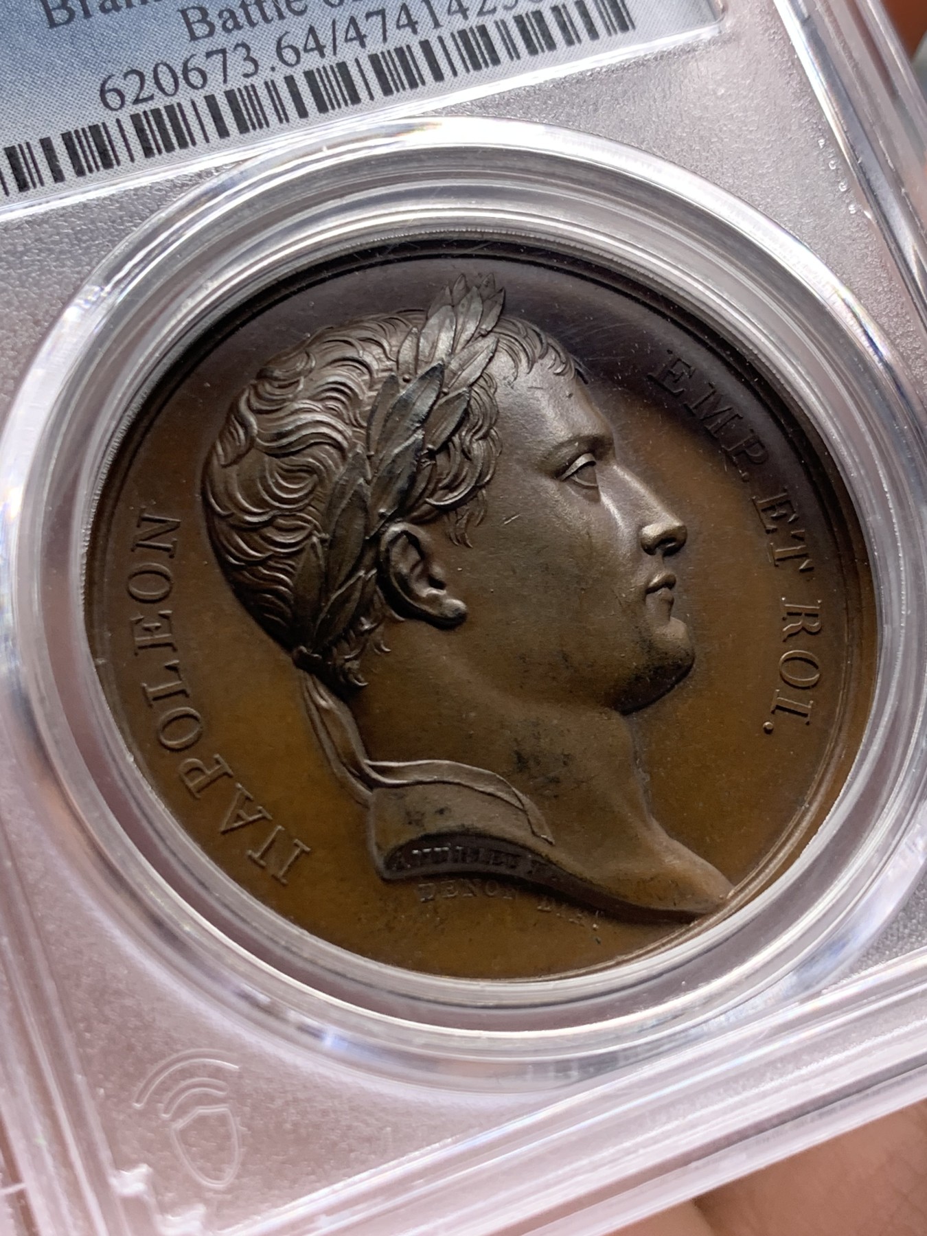 《竞宝斋》第261场-周日，周一，周二 3场连拍 (全场包邮) PCGS SP64 法国1806年拿破仑一世耶拿战役原铸铜章 拿破仑身披斗篷骑鹰凌空 手持闪电击倒地上三名巨人 场面英武壮阔 肌肉线条优美 该战役是拿破仑大破普军经典战役 也是拿章经典