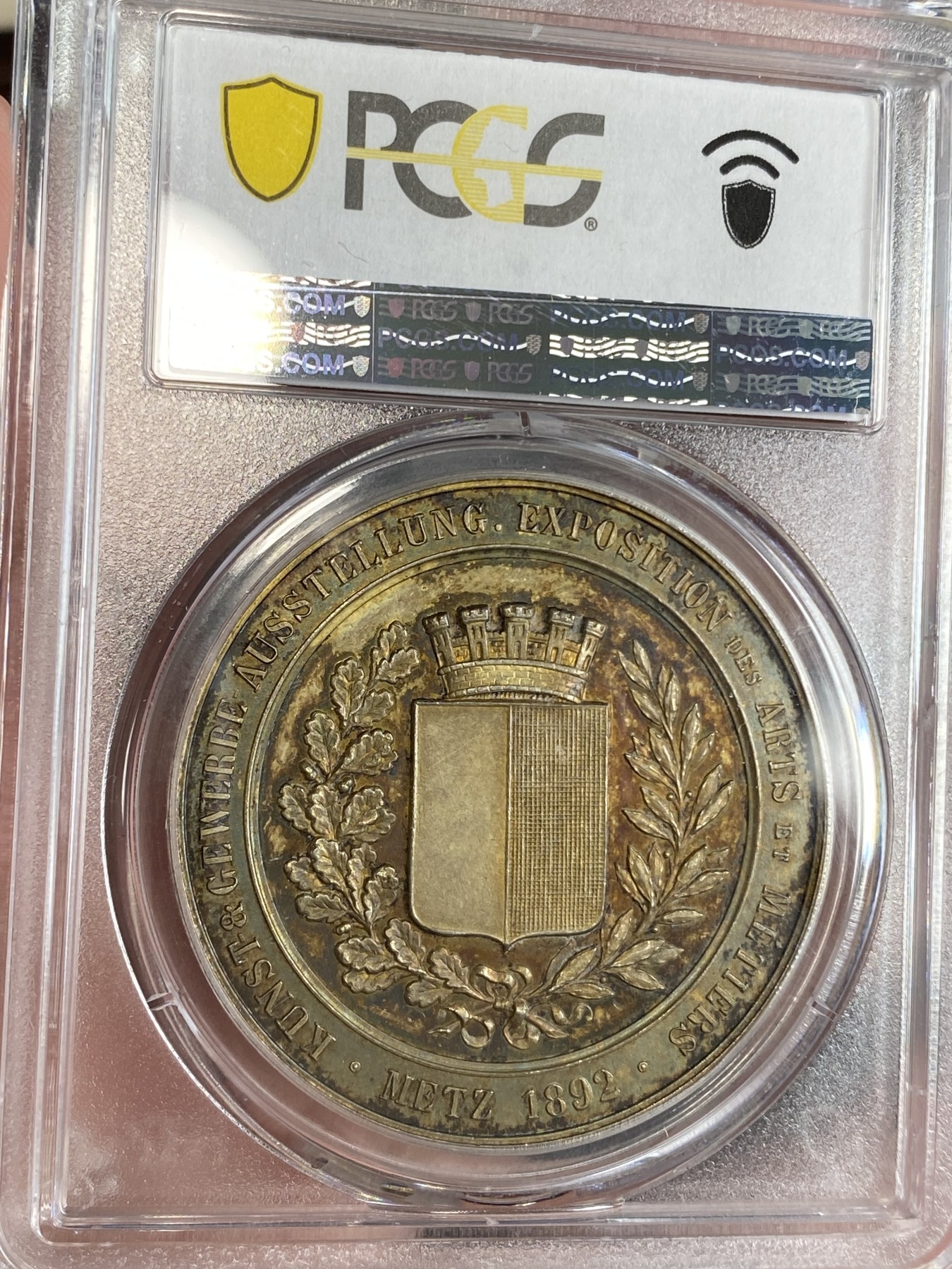 万国钱币拍卖第024期（诸神之战） PCGS SP63 1892年SP63法国梅斯艺术与贸易博览会纪念大银章 PC唯一冠军分 41mm 24.2g 梅斯女神授予花环 极致的炫彩包浆 橡树叶与橄榄枝环绕精致盾徽