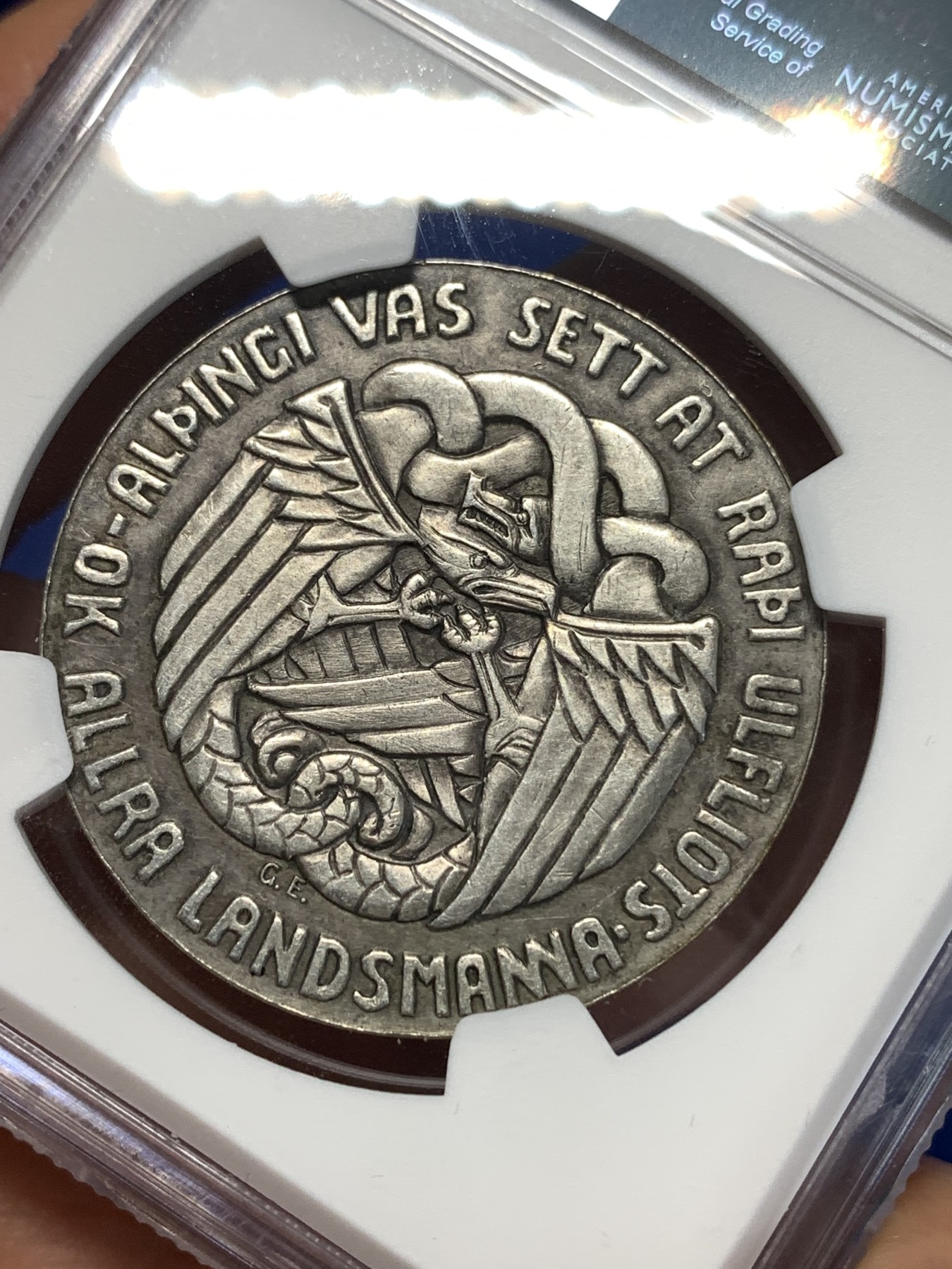 《竞宝斋》第261场-周日，周一，周二 3场连拍 (全场包邮) NGC MS62 冰岛1930年5克朗银币，正面为冰议会阿尔庭千年历史立法者乌尔弗洛，背面图案是龙“德雷基”和老鹰“甘穆尔”交织在一起，面值在币的侧面，这枚硬币也被列入克劳斯世界珍惜币目录