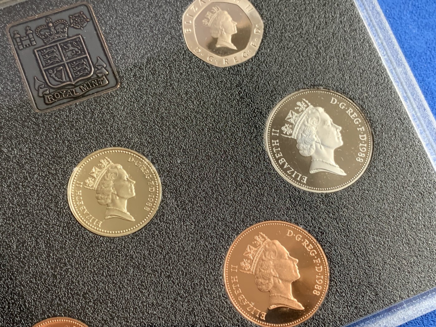 《竞宝斋》第261场-周日，周一，周二 3场连拍 (全场包邮) 英国1988年7枚装精制套币 proof set 盾徽一英镑