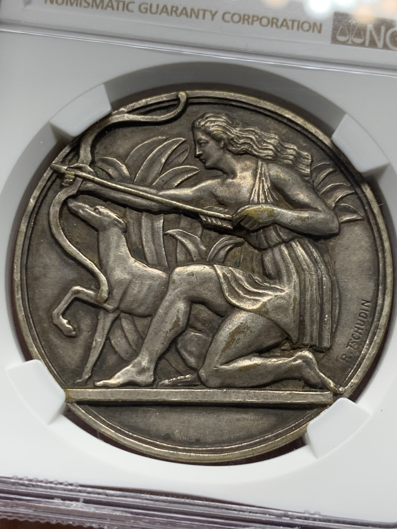 《竞宝斋》第261场-周日，周一，周二 3场连拍 (全场包邮) NGC MS63 法国20世纪初狩猎女神镀银大铜章，正面为女神阿尔忒弥斯，长发飘飘，引导猎犬，挽弓搭箭。线条凝炼优美，动感十足，立体高浮雕。