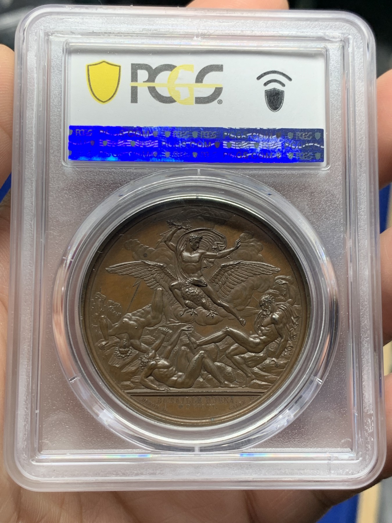 《竞宝斋》第261场-周日，周一，周二 3场连拍 (全场包邮) PCGS SP64 法国1806年拿破仑一世耶拿战役原铸铜章 拿破仑身披斗篷骑鹰凌空 手持闪电击倒地上三名巨人 场面英武壮阔 肌肉线条优美 该战役是拿破仑大破普军经典战役 也是拿章经典