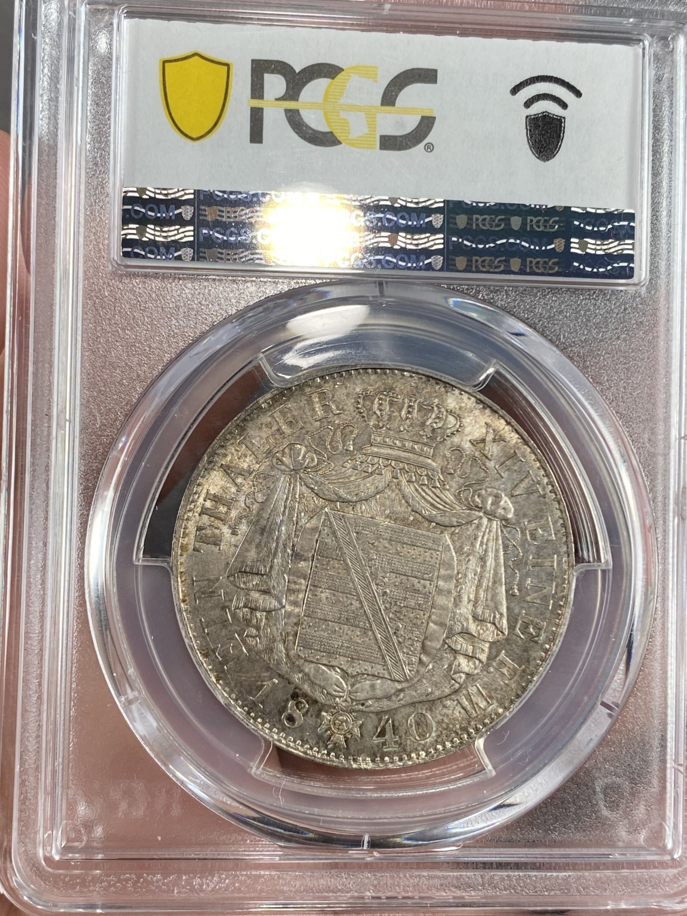万国钱币拍卖第024期（诸神之战） PCGS MS63 1840年德国萨克森盾徽流通1协议泰勒 相较联合泰勒 协议泰勒整整大了一圈 如邮票般的镜面光泽与深邃的焕蓝彩诠释了“秀色可餐”