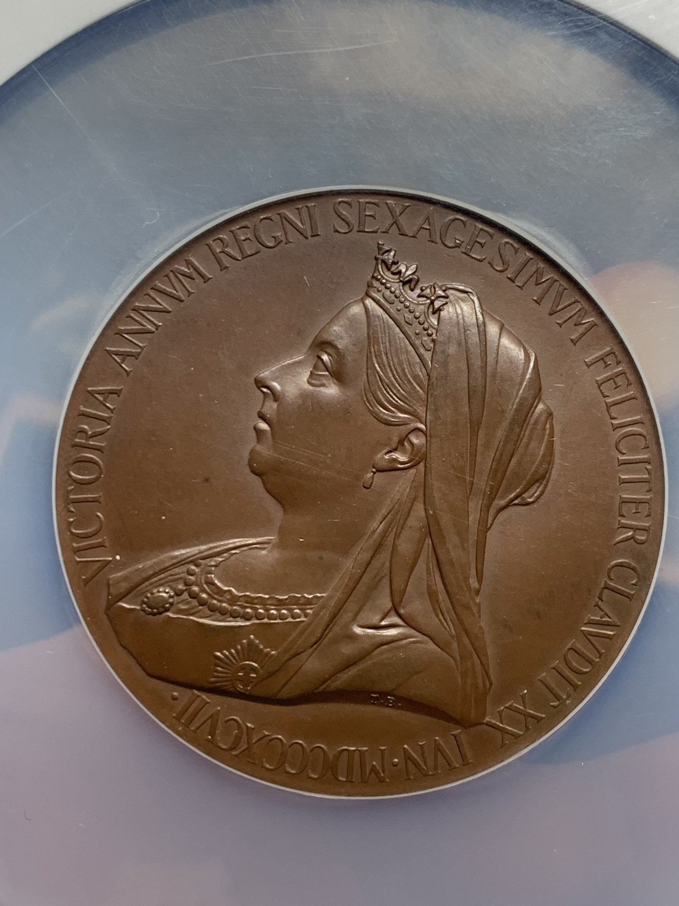 《竞宝斋》第261场-周日，周一，周二 3场连拍 (全场包邮) NGC MS63BN 英国 维多利亚登基60周年官方纪念章 55MM 小维的风华青春和披纱的中年母仪 高分状态好 大章大盒压手 大英最辉煌的60年 尽在维多利亚