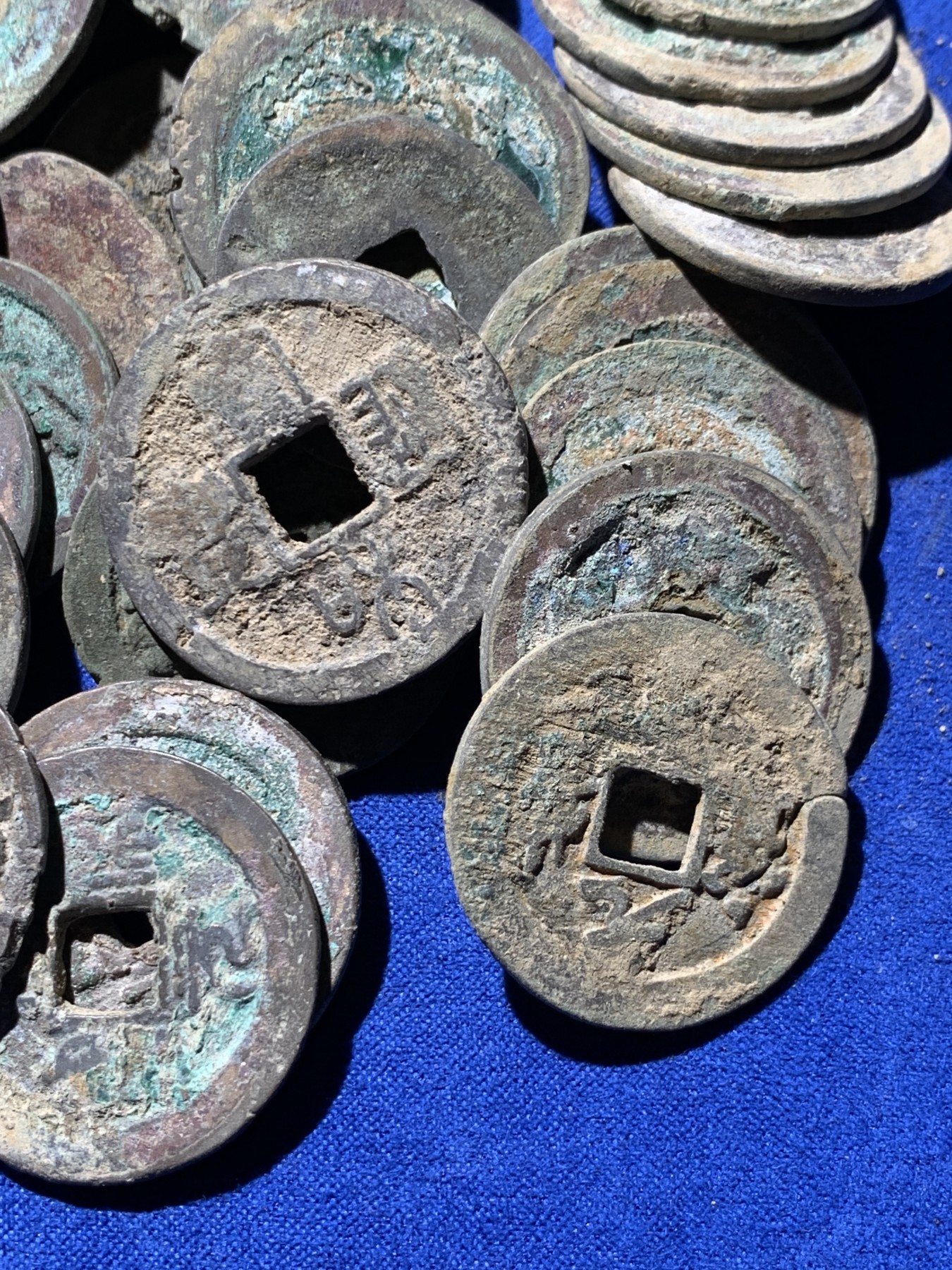 《竞宝斋》第261场-周日，周一，周二 3场连拍 (全场包邮) 南北宋折钱95枚，包含许多宣和，到代绍兴，字口锈色俱佳，也有宣和大折三。漏裂极少，江西坑口，大部分直边未流通状态。