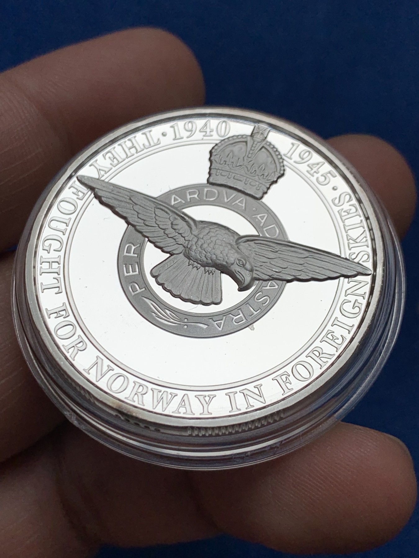 《竞宝斋》第261场-周日，周一，周二 3场连拍 (全场包邮) 挪威皇家空军 鹰徽 33克镀银纪念章 带证书