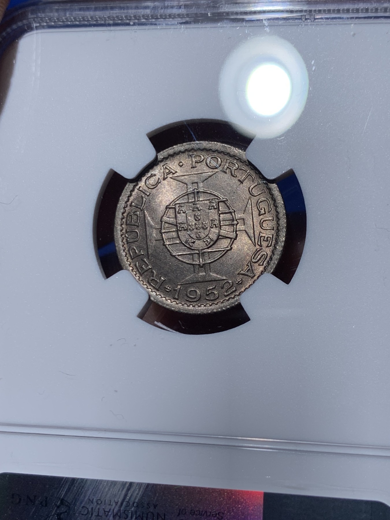 《竞宝斋》第261场-周日，周一，周二 3场连拍 (全场包邮) NGC MS64 1952 澳门 50Avos 转光品相 配套首选