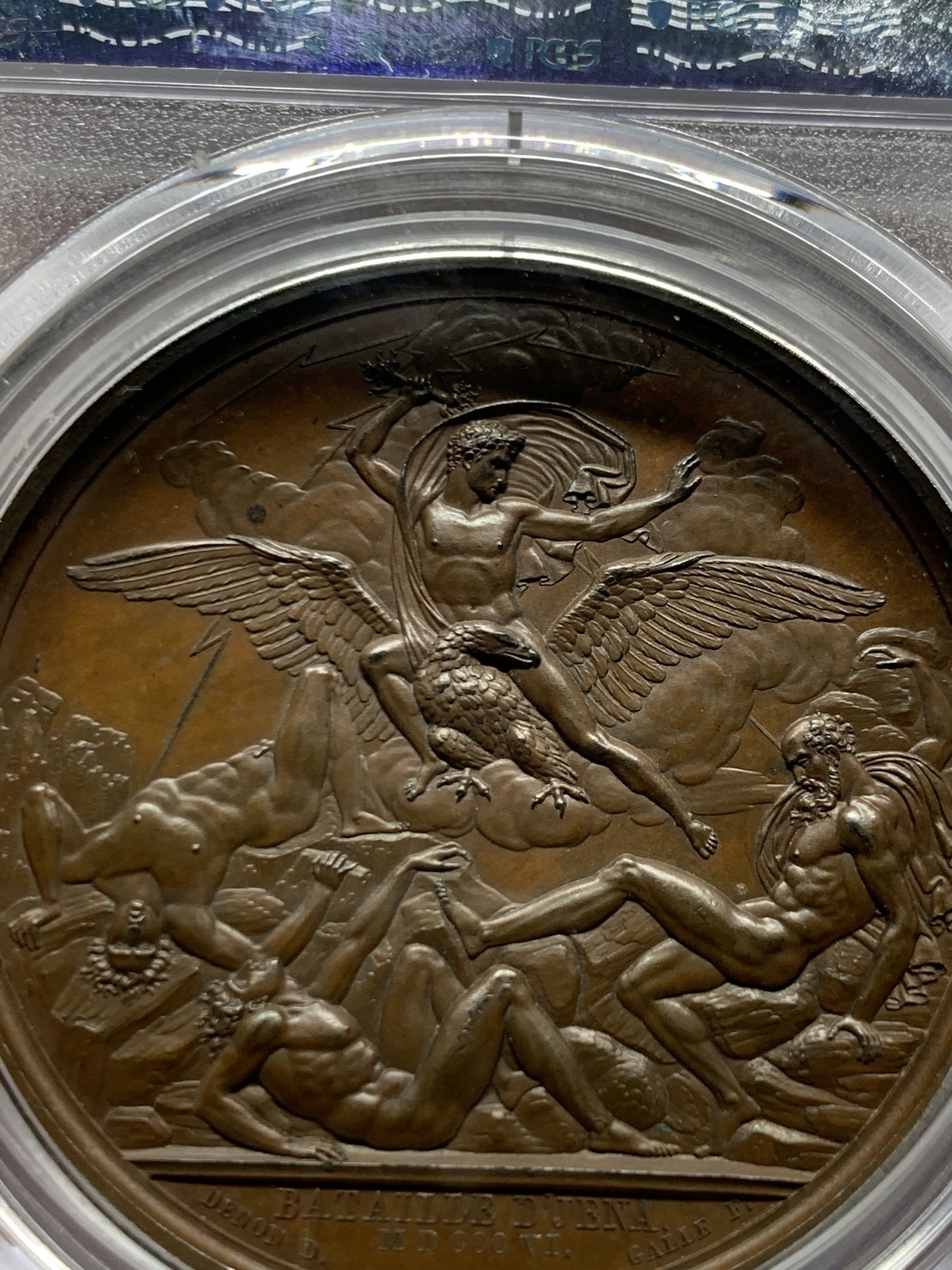 《竞宝斋》第261场-周日，周一，周二 3场连拍 (全场包邮) PCGS SP64 法国1806年拿破仑一世耶拿战役原铸铜章 拿破仑身披斗篷骑鹰凌空 手持闪电击倒地上三名巨人 场面英武壮阔 肌肉线条优美 该战役是拿破仑大破普军经典战役 也是拿章经典