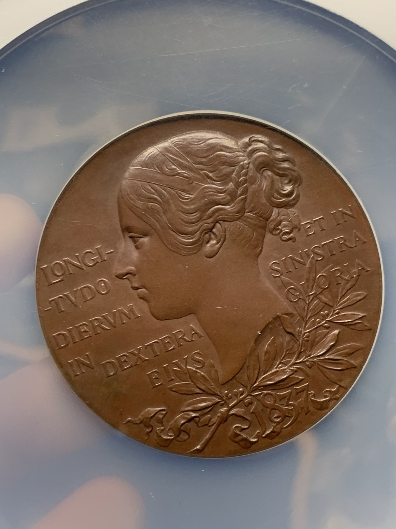 《竞宝斋》第261场-周日，周一，周二 3场连拍 (全场包邮) NGC MS63BN 英国 维多利亚登基60周年官方纪念章 55MM 小维的风华青春和披纱的中年母仪 高分状态好 大章大盒压手 大英最辉煌的60年 尽在维多利亚